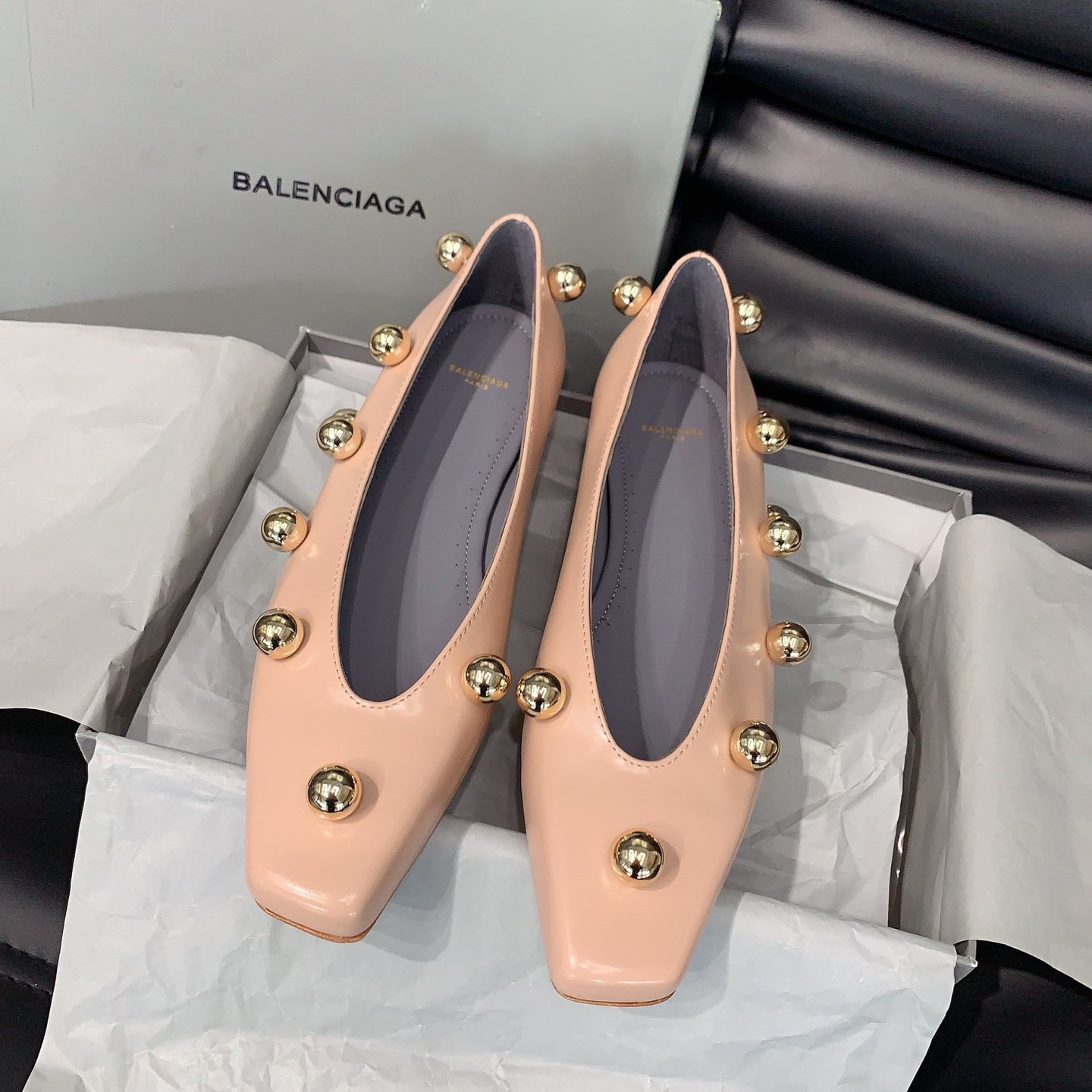 NO:681720,BALENCIAGA* 2026 spring and summer new punk style metal ball flats are fashionable and stylish, full of trend style, double-edged beaded cowhide fabric, sheepskin lining, Italian imported genuine leather outsole, size 35-39# (40# custom-made, non-refundable), single shoes, balenciaga, flats, cowhide, sheepskin, Leather soles19860909BALENCIAGA* 2026春夏新款朋克风金属球平底鞋时髦有型,十足的潮流范儿对版开边珠牛皮面料,羊皮内里,意大利进口真皮大底,尺码35-39#（40#订做不退换）,单鞋,balenciaga,flats,cowhide,sheepskin,Leather soles,Women's Shoes