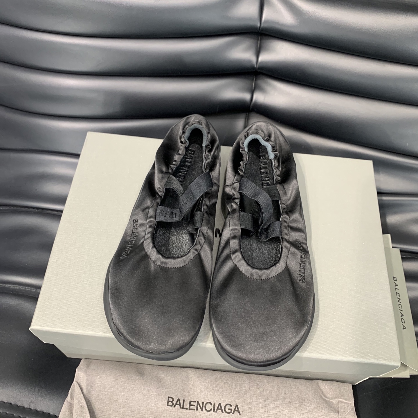 NO:696422,Balenciag* 2026 new spring and summer silk satin ballet shoes, the favorite of sweet and cool girls, so sweet that it is foul, the loose feeling directly fills the matching silk fabric, sheepskin lining, private molded rubber non-slip outsole, size 35-39# (40.41# custom-made, non-returnable), ballet shoes, balenciaga, sheepskin, real silk19860909Balenciag*2026春夏新款真丝缎面芭蕾鞋,甜酷少女的zui爱,甜到犯规,松弛感直接拉满对版真丝布面料,羊皮内里,私模橡胶防滑大底,码数35-39#（40 .41#订做不退换）,芭蕾舞鞋,balenciaga,sheepskin,real silk,Women's Shoes