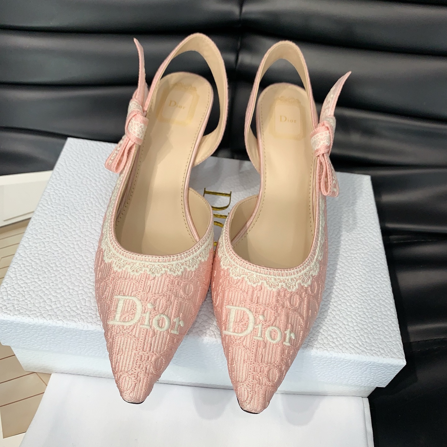 NO:696415,Dio*  2026 spring and summer new jacquard embroidered letter kitten heels are crazy. The unique design combines fashion and comfort. It looks good on anyone who wears it. It can be held in any occasion. Exclusive high-version custom-made three-dimensional letter embroidery upper, high-density electric embroidery technology, sheepskin lining, Italian imported genuine leather outsole, size 35-39# (40.41# custom-made, non-refundable), sandals, dior, sandals, sheepskin, Leather soles19860909Dio* 2026春夏新款提花刺绣字母猫跟鞋,简直杀疯了,独特的设计融合了时尚与舒适,谁穿谁好看不挑人,任何场合都能hold住,独家高版订制字母立体刺绣鞋面,高密度电绣工艺,羊皮内里,意大利进口真皮大底,尺码35-39#（40.41#订做不退换）,凉鞋,dior,sandals,sheepskin,Leather soles,Women's Shoes