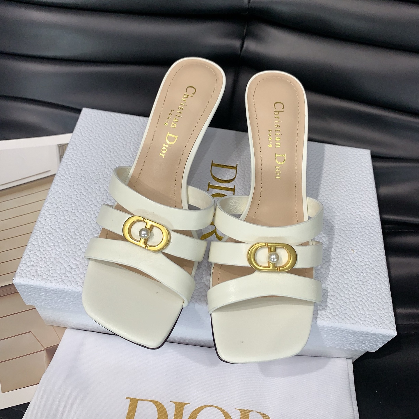 NO:696404,DI*R 26 new spring and summer pearl slippers, the best slippers of the year, the ultimate charm of fairy, dior that never disappoints, fall in love at first sight, the sandals you must have in summer, matching calfskin fabric, sheepskin lining, genuine leather outsole imported from Italy, size 35-39# (40.41# custom-made, non-returnable), slippers, dior, sandals, slippers, cowhide, sheepskin, Leather soles19860909DI*R 26春夏新款珍珠拖鞋,年度zui佳拖鞋,仙仙的极致魅力,从不让人失望的dior ,一眼爱上,夏天一定要拥有的凉鞋对版小牛皮面料,羊皮内里,意大利进口真皮大底,尺码35-39#（40.41#订做不退换）,拖鞋,dior,sandals,slippers,cowhide,sheepskin,Leather soles,Women's Shoes