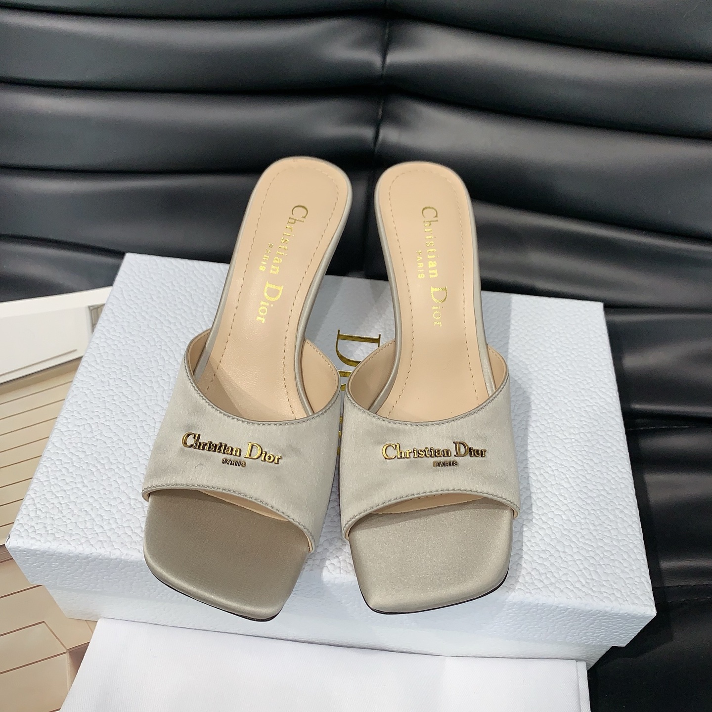 NO:696409,DI*R 26 new spring and summer high-heeled slippers, the best slippers of the year, the ultimate charm of immortals, dior that never disappoints, fall in love at first sight, the sandals you must have in summer, matching silk cloth fabric, sheepskin lining, genuine leather outsole imported from Italy, size 35-39# (40.41# custom-made, non-refundable), slippers, dior, sandals, slippers, sheepskin, real silk, Leather soles19860909DI*R 26春夏新款高跟拖鞋,年度zui佳拖鞋,仙仙的极致魅力,从不让人失望的dior ,一眼爱上,夏天一定要拥有的凉鞋对版真丝布面料,羊皮内里,意大利进口真皮大底,尺码35-39#（40.41#订做不退换）,拖鞋,dior,sandals,slippers,sheepskin,real silk,Leather soles,Women's Shoes