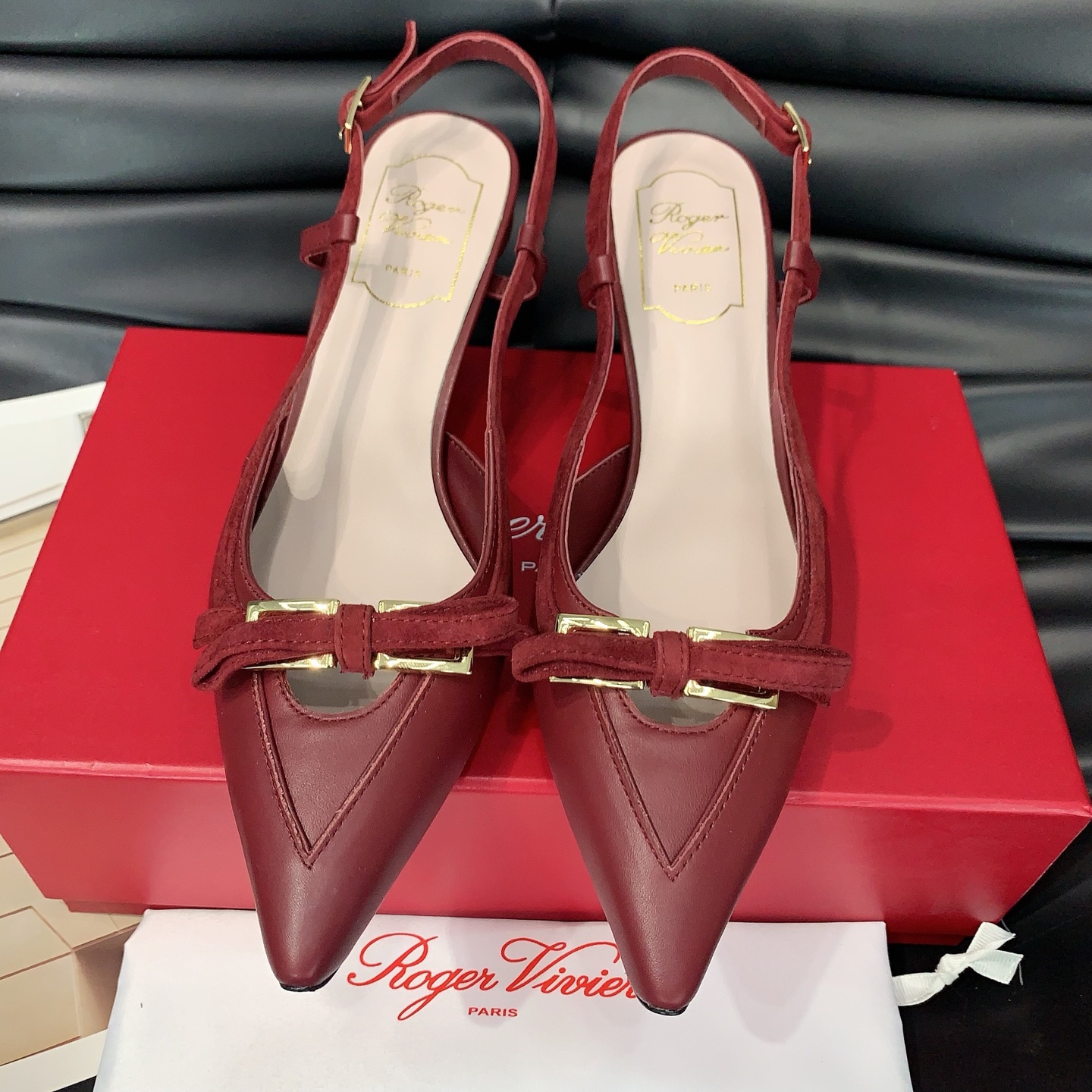 NO:696394,Roger Vivie* 2026 new spring and summer sandals, with full retro elegance, they will make you stand out from the crowd. Matched cowhide fabric, sheepskin lining, genuine leather outsole imported from Italy, size 35-39# (40# can be customized and non-returnable), sandals, roger vivier, sandals, cowhide, sheepskin, Leather soles19860909Roger Vivie*2026春夏新款凉鞋,复古优雅气质满分穿上就能让你与众不同对版牛皮面料,羊皮内里,意大利进口真皮大底,码数35-39#（40#可订做不退换）,凉鞋,roger vivier,sandals,cowhide,sheepskin,Leather soles,Women's Shoes