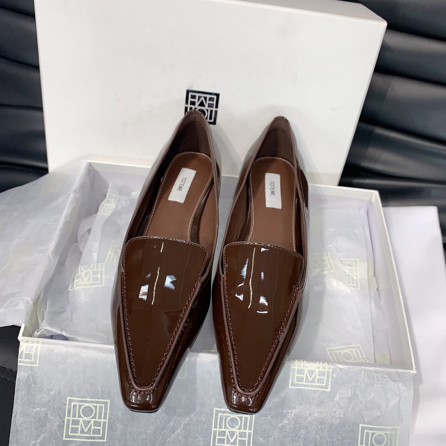 NO:696380,toteme 2026 spring and summer new loafers, the minimalist style must be toteme, simple but not mediocre at all, versatile items that look good on anyone, matching patent leather fabric, sheepskin lining, genuine leather outsole imported from Italy, size 35-39# (40# custom-made, non-refundable), single shoes, loafers, sheepskin, Leather soles19860909toteme 2026春夏新款乐福鞋,极简风还得是toteme ,简约却丝毫不平庸,百搭单品谁穿谁好看,对版漆皮面料,羊皮内里,意大利进口真皮大底,码数35-39#（40#订做不退换）,单鞋,loafers,sheepskin,Leather soles,Women's Shoes
