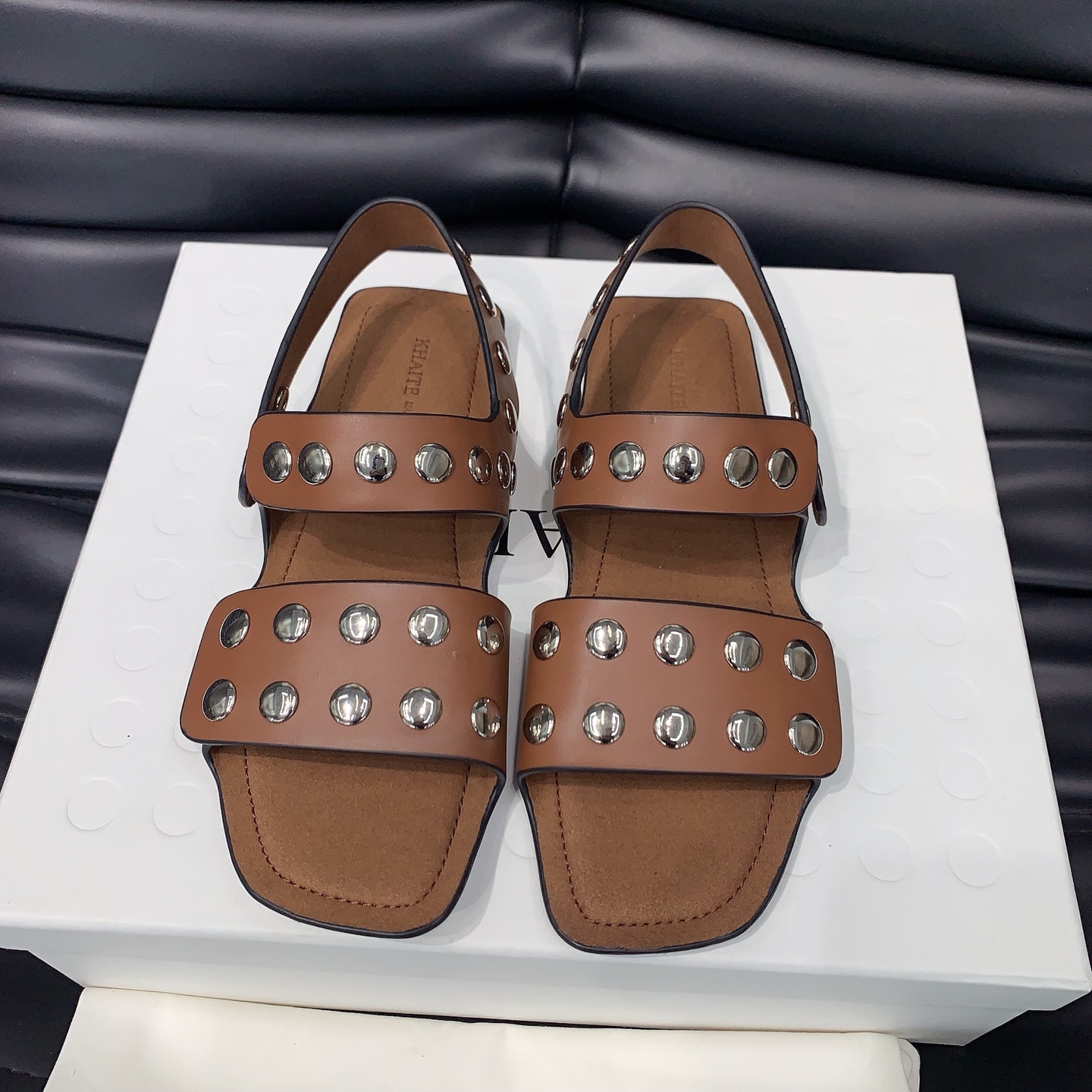 NO:696403,Khaite 6 new punk style rivet Roman sandals, awesome rivet sandals, each rivet is a work of art, with its own high-end fashion sense and super texture. Wear it to become a unique khaite girl. Matching high-quality cowhide private model hardware fabric, sheepskin lining, genuine leather sole imported from Italy, code number 35-39# (40# can be customized and non-returnable), sandals, sandals, cowhide, sheepskin19860909Khaite 6新款朋克风铆钉罗马凉鞋,超赞的铆钉凉鞋,每一个铆钉都是一个艺术品,自带高级时髦感,质感超强穿上它做独具一格的khaite女孩,对版优质牛皮私模五金面料,羊皮内里,意大利进口真皮底,码数35-39#（40#可订做不退换）,凉鞋,sandals,cowhide,sheepskin,Women's Shoes