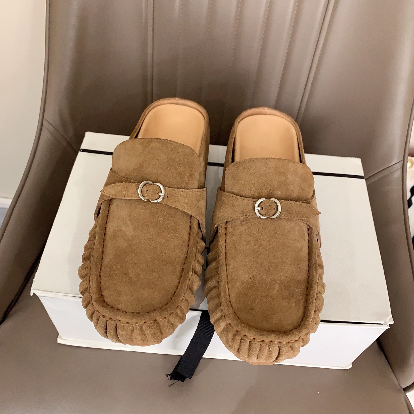 NO:725526,Cotemp 2026 spring and summer new pleated Birkenstock shoes. The long-awaited cotemp new Birkenstock shoes are here. They are super exquisite, full of medieval feel, and the shoe shape and color match so well. The fashionista's favorite slippers cannot be missed. High mercerized shearling fabric, water-dyed cowhide lining, private molded rubber wear-resistant anti-slip outsole, size 35-39# (40# custom-made, non-refundable), half-slippers, slippers, cowhide, sheep19860909Cotemp 2026春夏新款褶皱勃肯鞋期待很久的cotemp新品勃肯鞋来啦 超级精致,中古感满满,鞋型和颜色配合的太棒了,时髦精的挚爱不允许错过的拖鞋对版高丝光羊京面料,水染牛皮内里,私模橡胶耐磨防滑大底,尺码35-39#（40#订做不退换）,半拖,slippers,cowhide,sheep,Women's Shoes