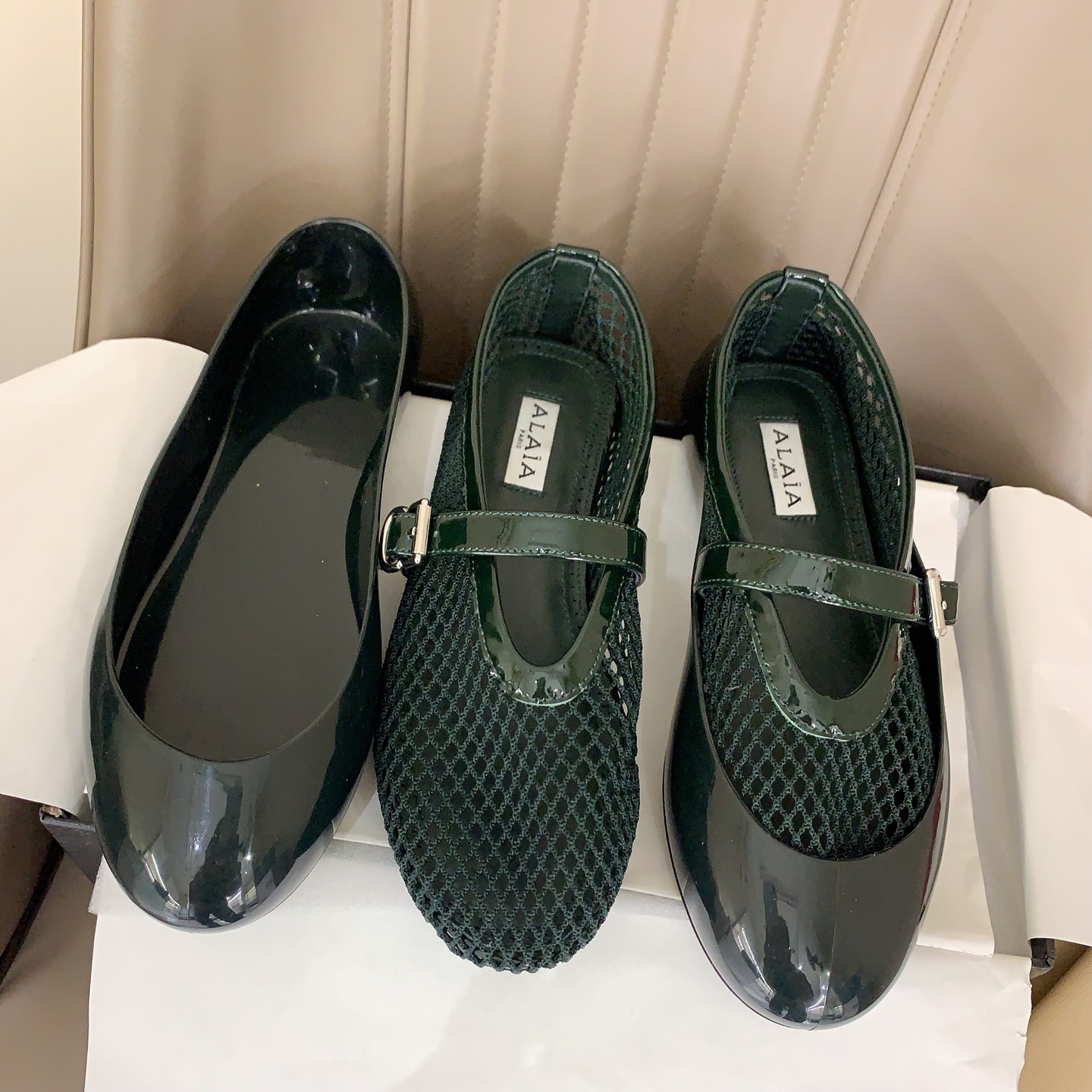 NO:725563,Alaa's 2026 early spring new retro fishnet Mary Jane flats are a pair of shoes. The iconic fishnet stitching is integrated into the patent leather Mary Jane flats. The lightness of the transparent mesh collides with the cool luster of the glossy paint, breaking the traditional Mary Jane shoe material stereotypes. The delicate sheepskin lining is both skin-friendly and comfortable.  Texture, simple metal buckle straps embellish low-key French sophistication, imported fishnet patent leather fabric, sheepskin lining, private molded rubber non-slip outsole, code number 35-39 (40.41 customized, non-returnable) [default ordinary box] ordinary box [belt box 10], Mary Jane, mary  jane,flats,sheepskin19860909Alaa2026早春新款复古渔网玛丽珍平底鞋一鞋2穿,将标志性渔网拼接融入漆皮玛丽珍平底鞋中,通透网纱的轻盈感碰撞亮面漆的冷冽光泽,打破传统玛丽珍鞋的材质定式,细腻的羊皮内里兼顾亲肤与质感,简约的金属扣细带点缀出低调的法式精致,对版进口渔网漆皮面料,羊皮内里,私模橡胶防滑大底,码数35-39（40.41订做不退换）【默认普通盒】普通盒【皮带盒10】,玛丽珍,mary jane,flats,sheepskin,Women's Shoes