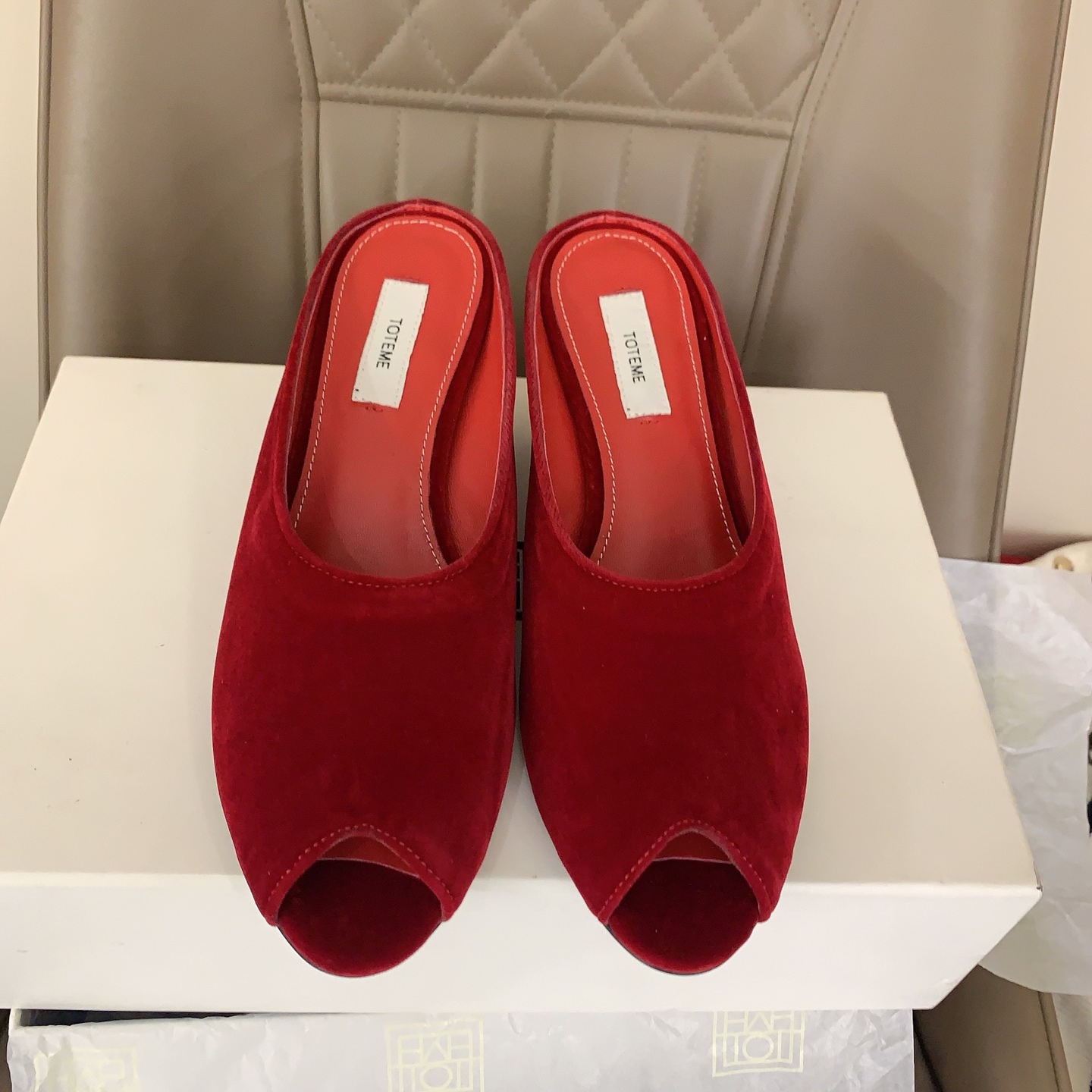 NO:725541,toteme 2026 early spring new minimalist style treasure slippers have a kind of minimalism, called toteme. Simple and neat lines, the overall look is super high-end, and the sense of fashion is instantly full of contrast. High mercerized velvet fabric, sheepskin lining, genuine leather outsole imported from Italy, size 35-39# (40# custom-made, non-returnable), semi-slippers, slippers, sheepskin, Leather soles19860909toteme 2026早春新款极简风宝藏拖鞋有一种极简,叫做toteme简单利落的线条,整体看上去超级高级,时髦感一下子就拉满对版高丝光丝绒面料,羊皮内里,意大利进口真皮大底,尺码35-39#（40#订做不退换）,半拖,slippers,sheepskin,Leather soles,Women's Shoes