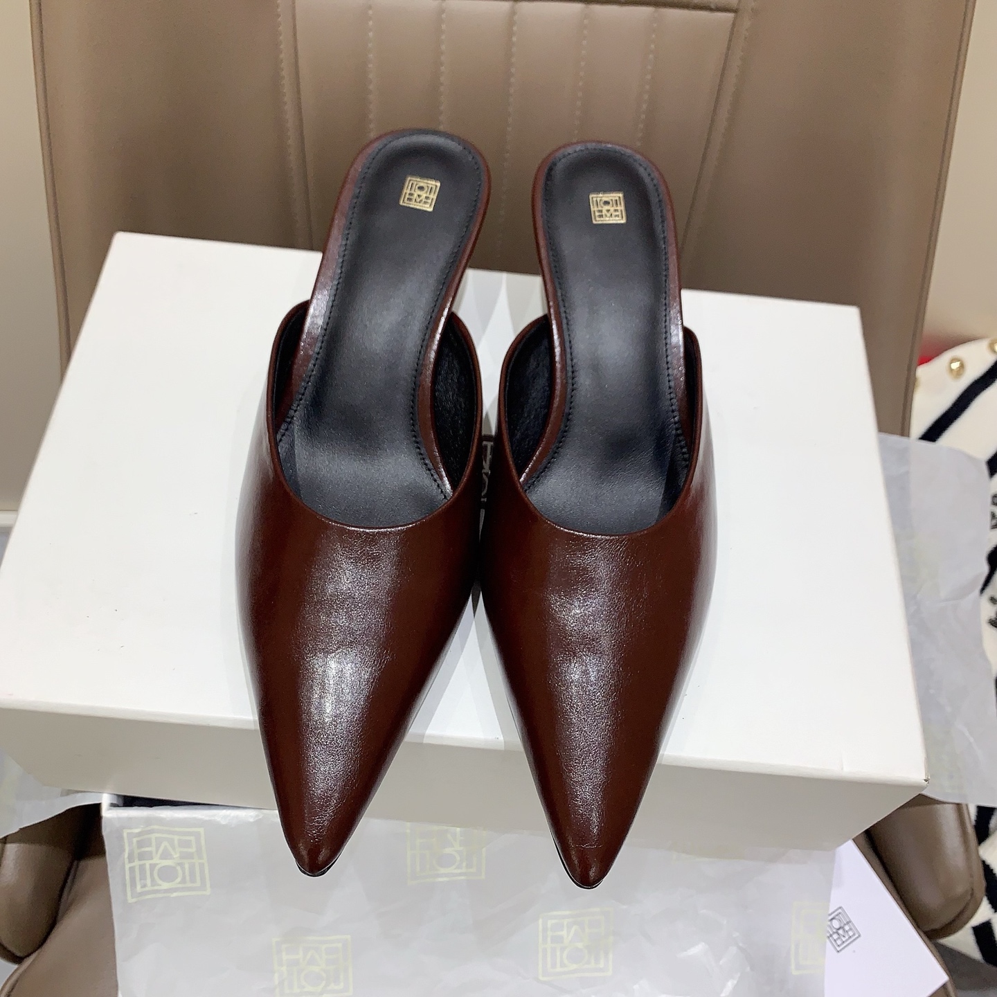 NO:725546,toteme 2026 early spring new minimalist style treasure slippers have a kind of minimalism, called toteme. Simple and neat lines, the overall look is super high-end, and the sense of fashion is instantly full of matching cowhide fabric, sheepskin lining, Italian imported genuine leather outsole, size 35-39# (40# custom-made, non-returnable), semi-slippers, slippers, cowhide, sheepskin, Leather soles19860909toteme 2026早春新款极简风宝藏拖鞋有一种极简,叫做toteme简单利落的线条,整体看上去超级高级,时髦感一下子就拉满对版牛皮面料,羊皮内里,意大利进口真皮大底,尺码35-39#（40#订做不退换）,半拖,slippers,cowhide,sheepskin,Leather soles,Women's Shoes