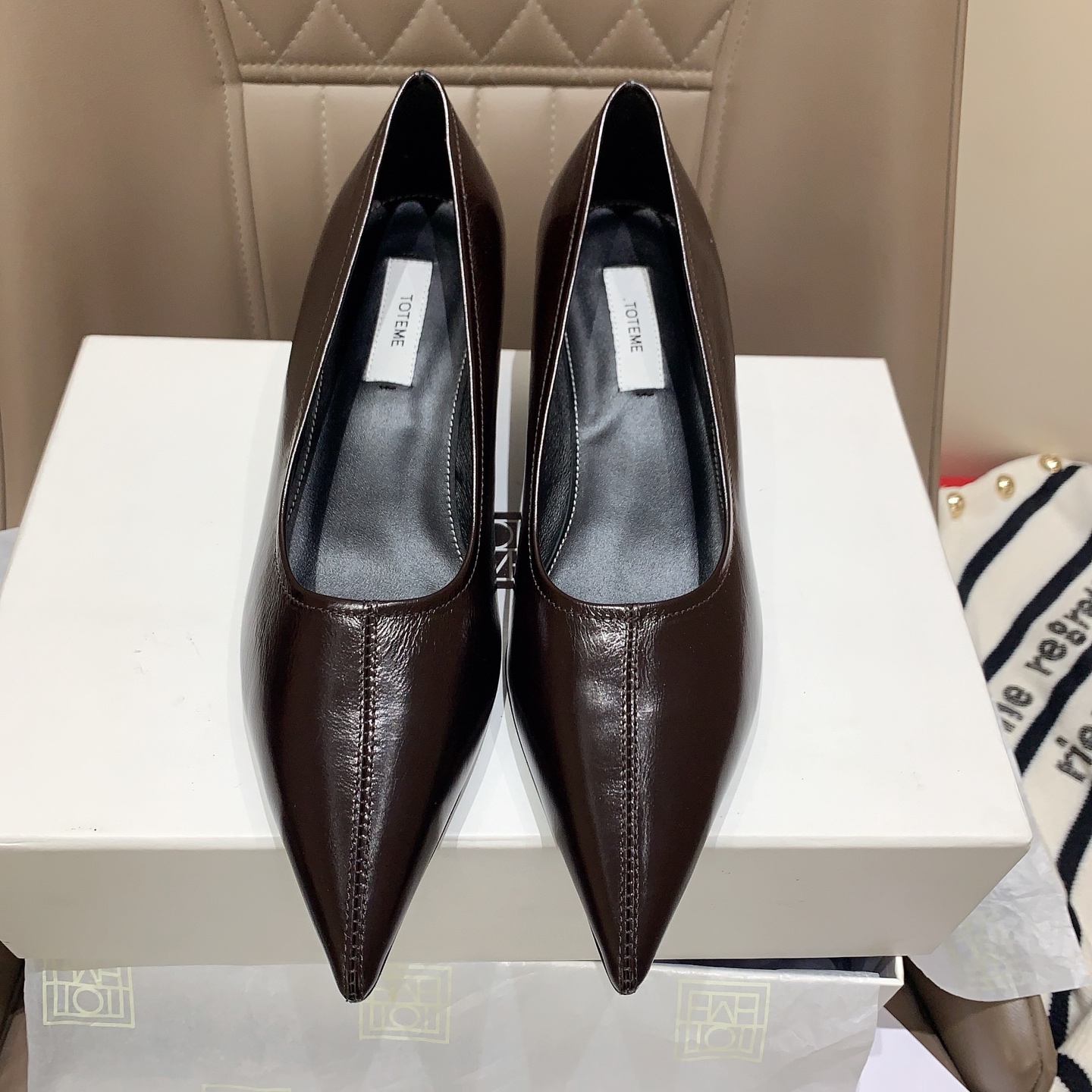 NO:725531,toteme 2026 early spring new minimalist style treasure shoes have a kind of minimalism, called toteme. Simple and neat lines, the overall look is super high-end, and the fashion sense is full at once. Matched cowhide fabric, sheepskin lining, Italian imported genuine leather outsole, size 35-39# (40# custom-made, non-returnable), single shoes, cowhide, sheepskin, Leather soles19860909toteme 2026早春新款极简风宝藏单鞋有一种极简,叫做toteme简单利落的线条,整体看上去超级高级,时髦感一下子就拉满,对版牛皮面料,羊皮内里,意大利进口真皮大底,尺码35-39#（40#订做不退换）,单鞋,cowhide,sheepskin,Leather soles,Women's Shoes