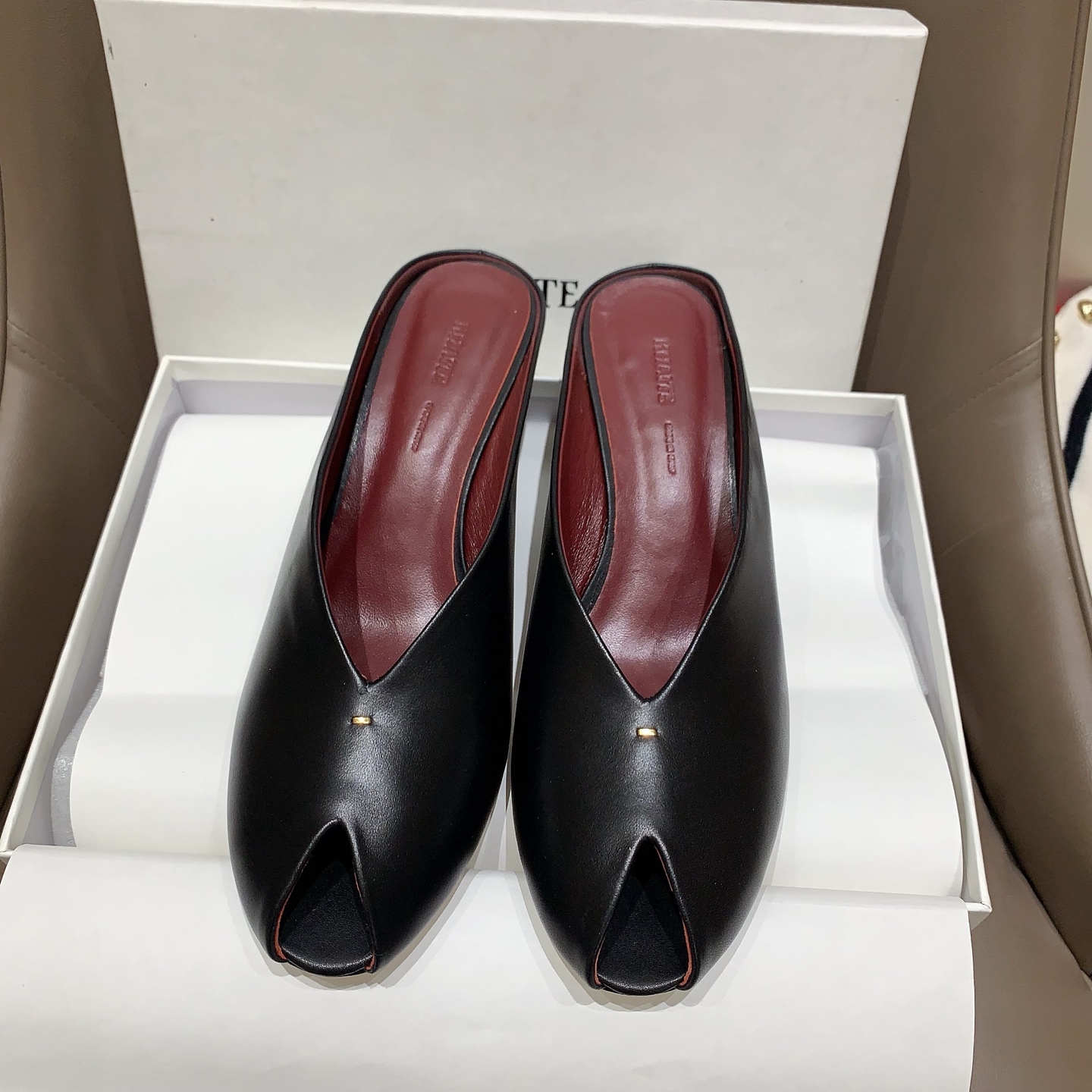 NO:725540,Khaite 6 new fish mouth slippers are awesome slippers, they are like a work of art, with high-end fashion sense and super texture. Wear them to become a unique khaite girl. Matched cowhide fabric, sheepskin lining, genuine leather sole imported from Italy, code number 35-39# (40# can be customized and non-returnable), semi-slippers, slippers, cowhide, sheepskin19860909Khaite 6新款鱼嘴拖鞋超赞的拖鞋,简直就像一个艺术品,自带高级时髦感,质感超强穿上它做独具一格的khaite女孩,对版牛皮面料,羊皮内里,意大利进口真皮底,码数35-39#（40#可订做不退换）,半拖,slippers,cowhide,sheepskin,Women's Shoes