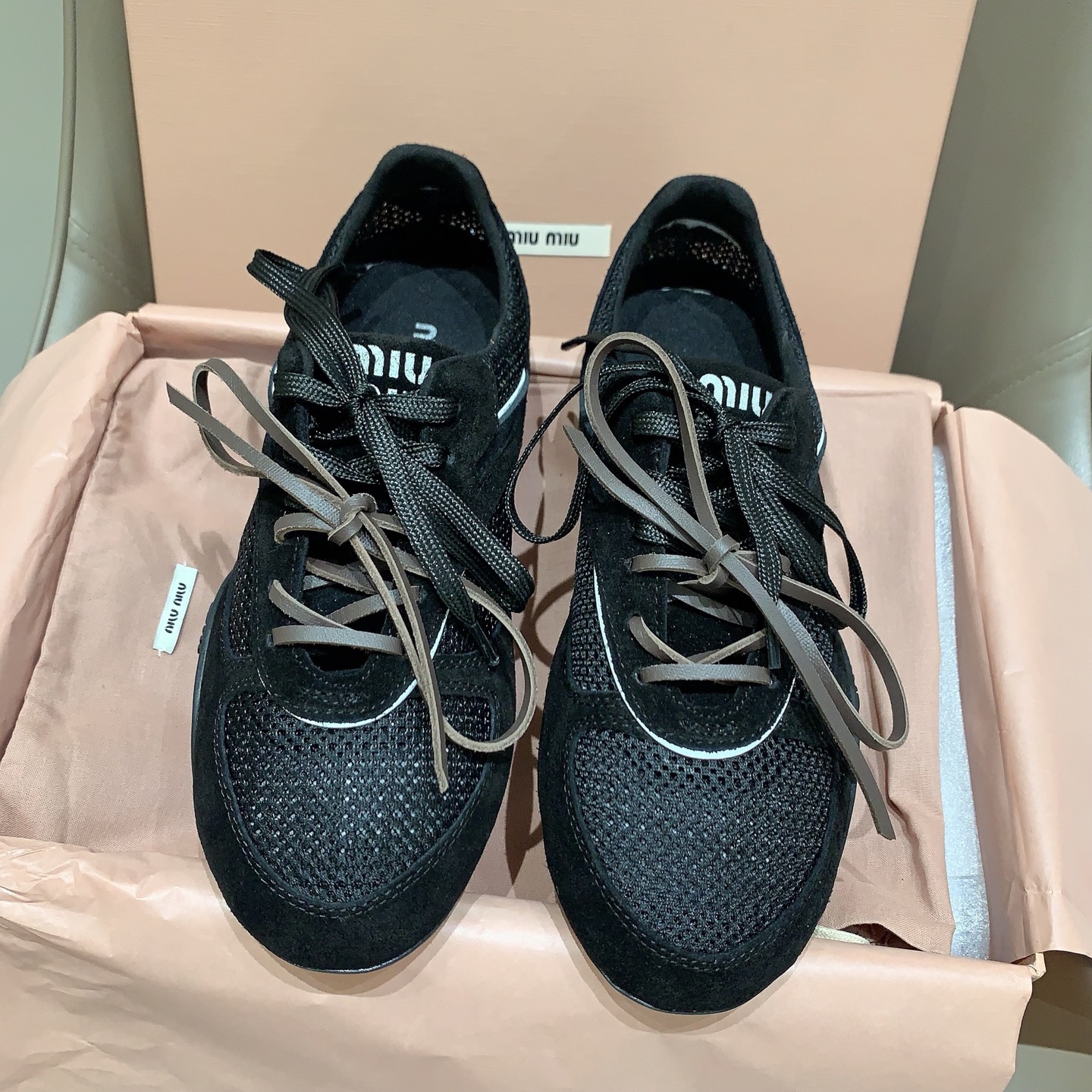 NO:781374,miu  mi* 2026 new early spring sneakers, low-key and simple design with unlimited versatility, any wear with a pair of white shoes can look so natural and fresh, sparing no effort to be frank and sexy, whoever wears white shoes will look good, if you are also a fan of miumiu, then how can you not miss it?  A pair of high-quality white shoes, matching cowhide fabric, sheepskin lining, private molded non-slip rubber outsole, size 35-39# (women's 40.41# is custom-made and non-returnable), casual shoes/sports shoes, miumiu, sneakers, cowhide, sheepskin19860909miu mi*2026早春新款运动鞋,低调简约的设计拥有了不受限的百搭,任何穿搭配上一双白鞋都能显得那样的自然清新,不遗余力的率性感,谁穿谁好看的小白鞋,倘若你也是miumiu的粉丝,那么又怎能少一双质感白鞋,对版牛皮绒面料,羊皮内里,私模防滑橡胶大底,尺码35-39#（女款40.41#订做不退换）,休闲鞋/运动鞋,miumiu,sneakers,cowhide,sheepskin,Women's Shoes