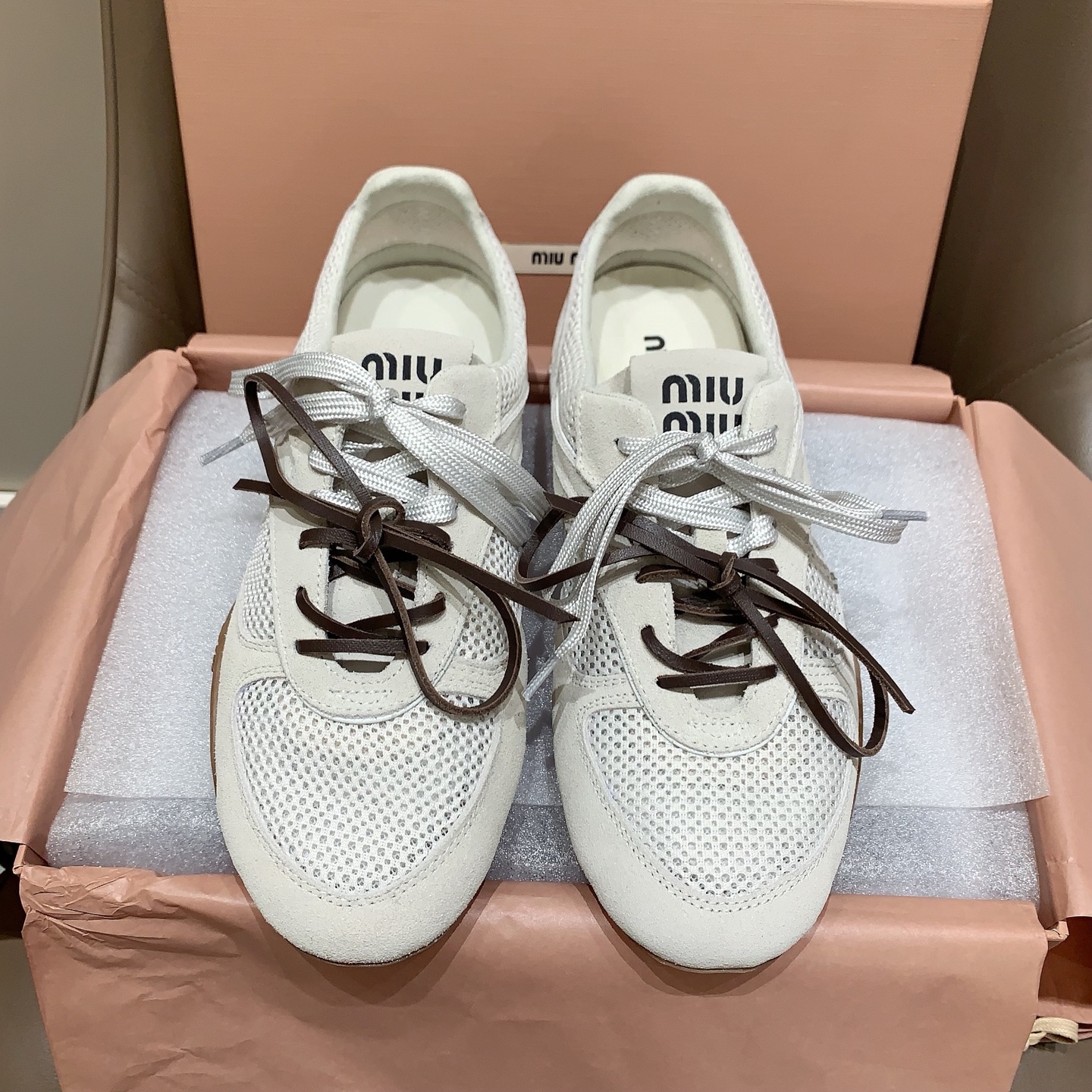 NO:725555,miu  mi* 2026 new early spring sneakers, low-key and simple design with unlimited versatility, any wear with a pair of white shoes can look so natural and fresh, sparing no effort to be frank and sexy, whoever wears white shoes will look good, if you are also a fan of miumiu, then how can you not miss it?  A pair of high-quality white shoes, matching cowhide fabric, sheepskin lining, private molded non-slip rubber outsole, size 35-39# (women's 40.41# is custom-made and non-returnable), casual shoes/sports shoes, miumiu, sneakers, cowhide, sheepskin19860909miu mi*2026早春新款运动鞋,低调简约的设计拥有了不受限的百搭,任何穿搭配上一双白鞋都能显得那样的自然清新,不遗余力的率性感,谁穿谁好看的小白鞋,倘若你也是miumiu的粉丝,那么又怎能少一双质感白鞋,对版牛皮绒面料,羊皮内里,私模防滑橡胶大底,尺码35-39#（女款40.41#订做不退换）,休闲鞋/运动鞋,miumiu,sneakers,cowhide,sheepskin,Women's Shoes