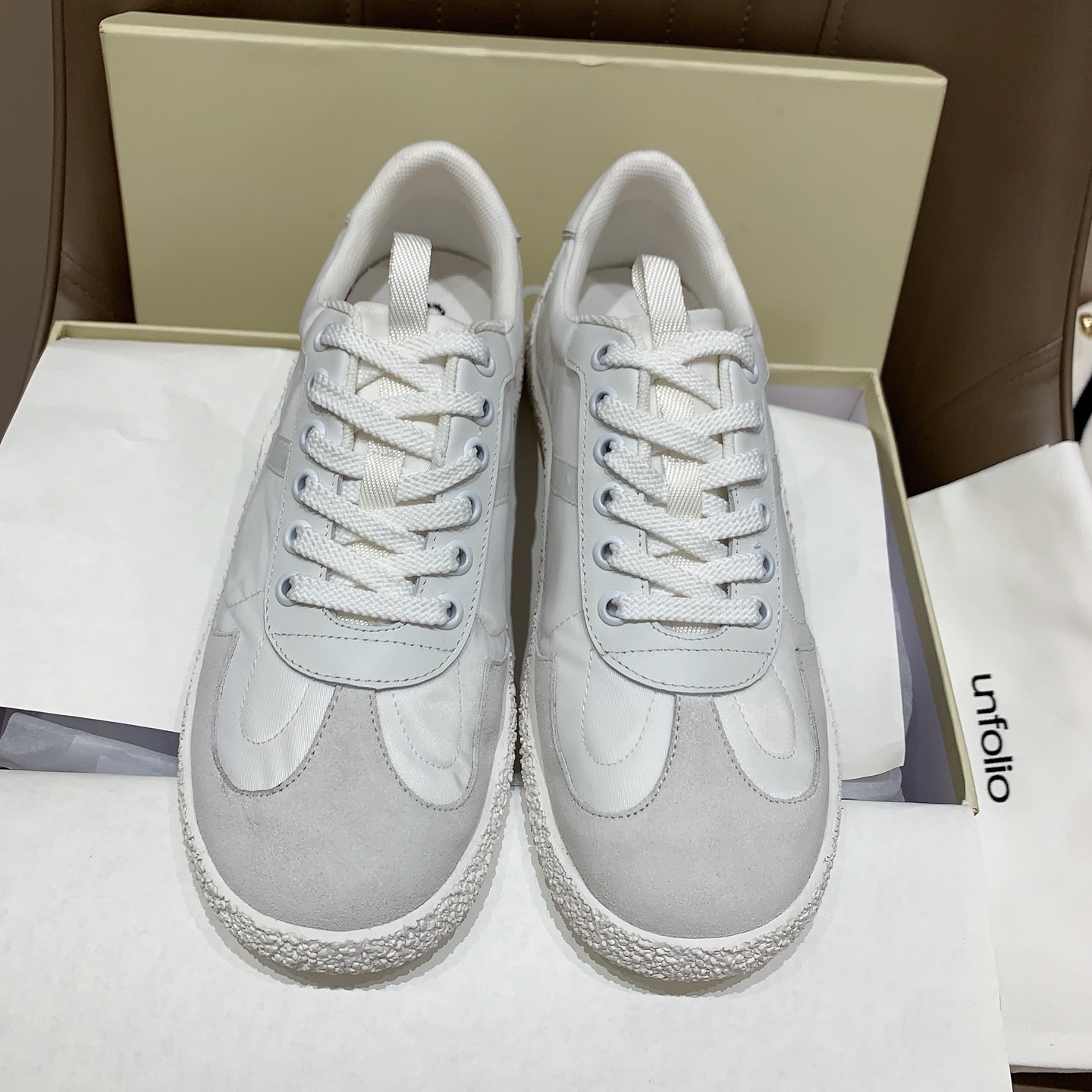 NO:725559,unfolio2026 new moral training shoes, the natural shoes for literary and retro girls, retro and colorful, lazy and fashionable, let's wear beautiful shoes together, you are the trendy one, high-density technical cloth fabric with high mercerized cow suede, breathable mesh lining, private molded rubber non-slip outsole, code number 35-39# (40# custom-made, non-refundable), casual shoes/sports shoes, sneakers19860909unfolio2026新款德训鞋,文艺复古女孩的本命鞋,复古纷呈,慵懒时髦,一起穿漂亮的鞋子吧,弄潮儿就是你自己,对版高丝光牛反绒高密度科技布面料,透气网内里,私模橡胶防滑大底,码数35-39#（40#订做不退换）,休闲鞋/运动鞋,sneakers,Women's Shoes