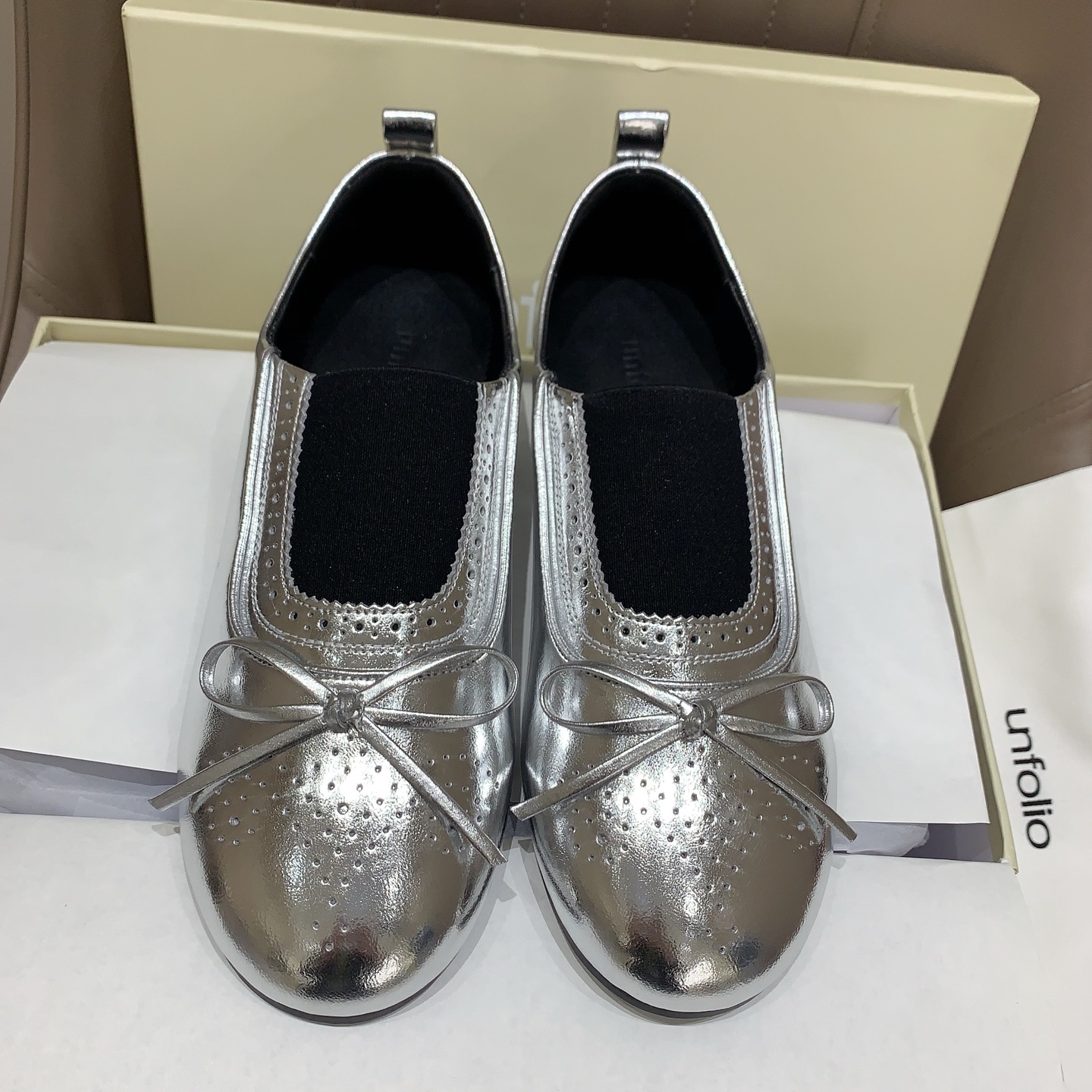 NO:725545,unfolio26 early spring new popular old-money style loafers. A pair of flat shoes can be matched with all spring and autumn styles to add a lazy and comfortable style. Matched cowhide fabric, sheepskin lining, matched private mold outsole, size 35-39# (40# custom-made, non-refundable), loafers, flats, cowhide, sheepskin19860909unfolio26早春新款爆款老钱风乐福鞋一双平底鞋可以搭配所有春秋的搭配增添慵懒自在的穿搭风采对版牛皮面料,羊皮内里,对版私模大底,码数35-39#（40#订做不退换）,乐福鞋,loafers,flats,cowhide,sheepskin,Women's Shoes