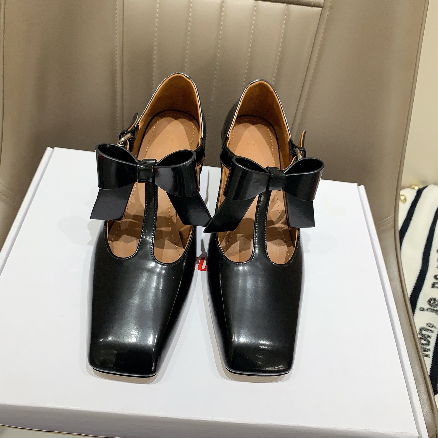 NO:725539,shushuton*2026 new square-toe Mary Jane is a pair of shoes that can be used as gods. They are sweet and fashionable. They can be matched with any combination and have a high production rate. They directly touch the hearts of every shushu/tong girl. They are full of girlishness and instantly become a playful and modern girl. Imported open-edge beaded cowhide leather fabric, cowhide lining, heel height 6.5cm, private model Italian imported genuine leather outsole, code number 35-39# (40# custom-made, non-refundable), Mary Jane, mary  jane,cowhide,Leather soles19860909shushuton*2026新款方头玛丽珍一双可以封神的鞋,甜美时髦,随便搭配都是出片率巨高,直戳每一位shushu/tong 女孩心,少女感十足,穿上秒变俏皮摩登女孩对版进口开边珠牛皮面料,牛皮内里,跟高6.5cm,私模意大利进口真皮大底,码数35-39#（40#订做不退换）,玛丽珍,mary jane,cowhide,Leather soles,Women's Shoes