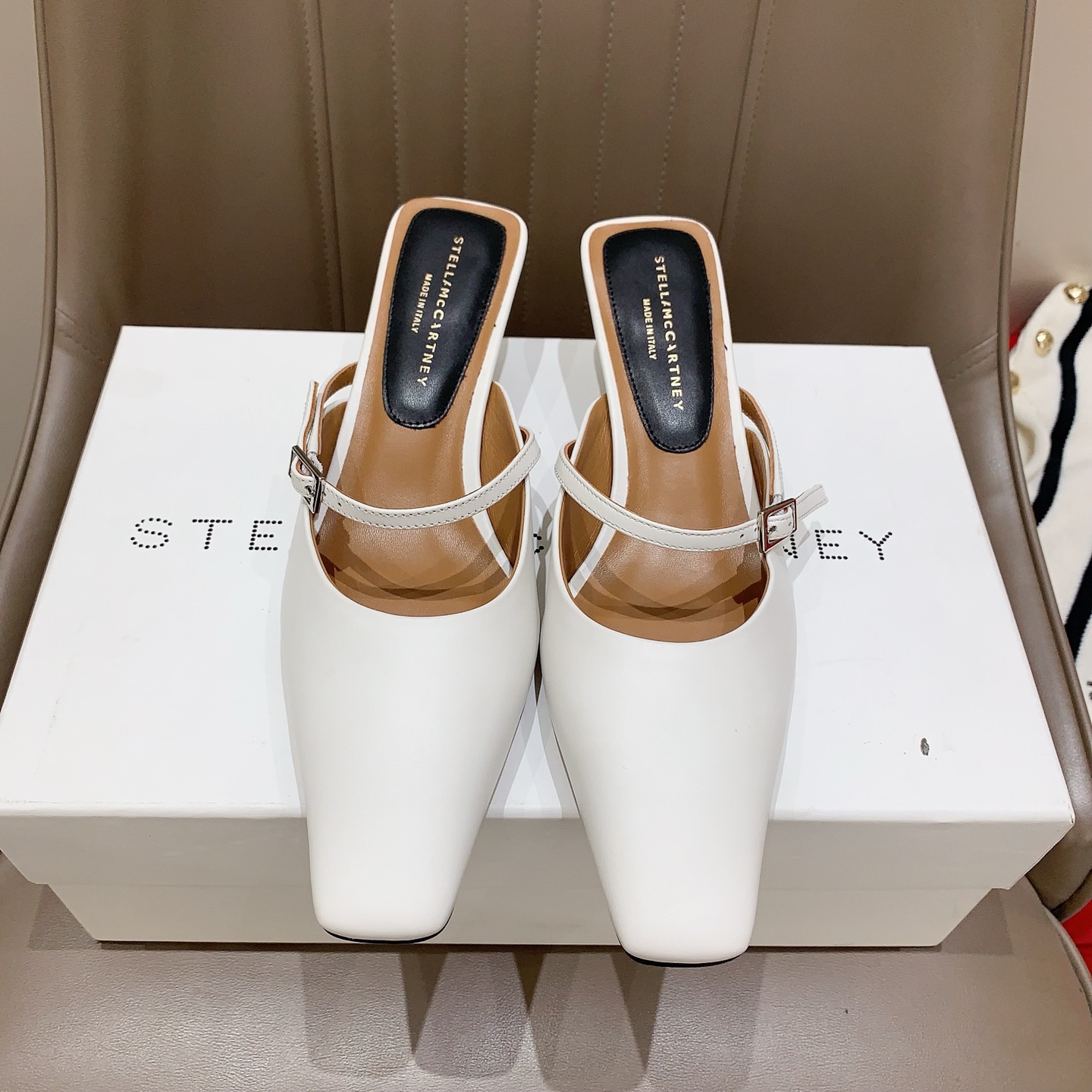 NO:725525,STELLA MCCARTNEY2026 spring and summer new square toe Mule drag, small square toe design, retro and fashionable, comfortable and versatile, matching cowhide fabric, sheepskin lining, matching private model outsole, code number 35-39# (40# can be customized without return), half drag, cartier, cowhide, sheepskin19860909STELLA MCCARTNEY2026春夏新款方头穆勒拖,小方头设计,复古又时髦,舒适百搭对版牛皮面料,羊皮内里,对版私模大底,码数35-39#（40#可订做不退换）,半拖,cartier,cowhide,sheepskin,Women's Shoes