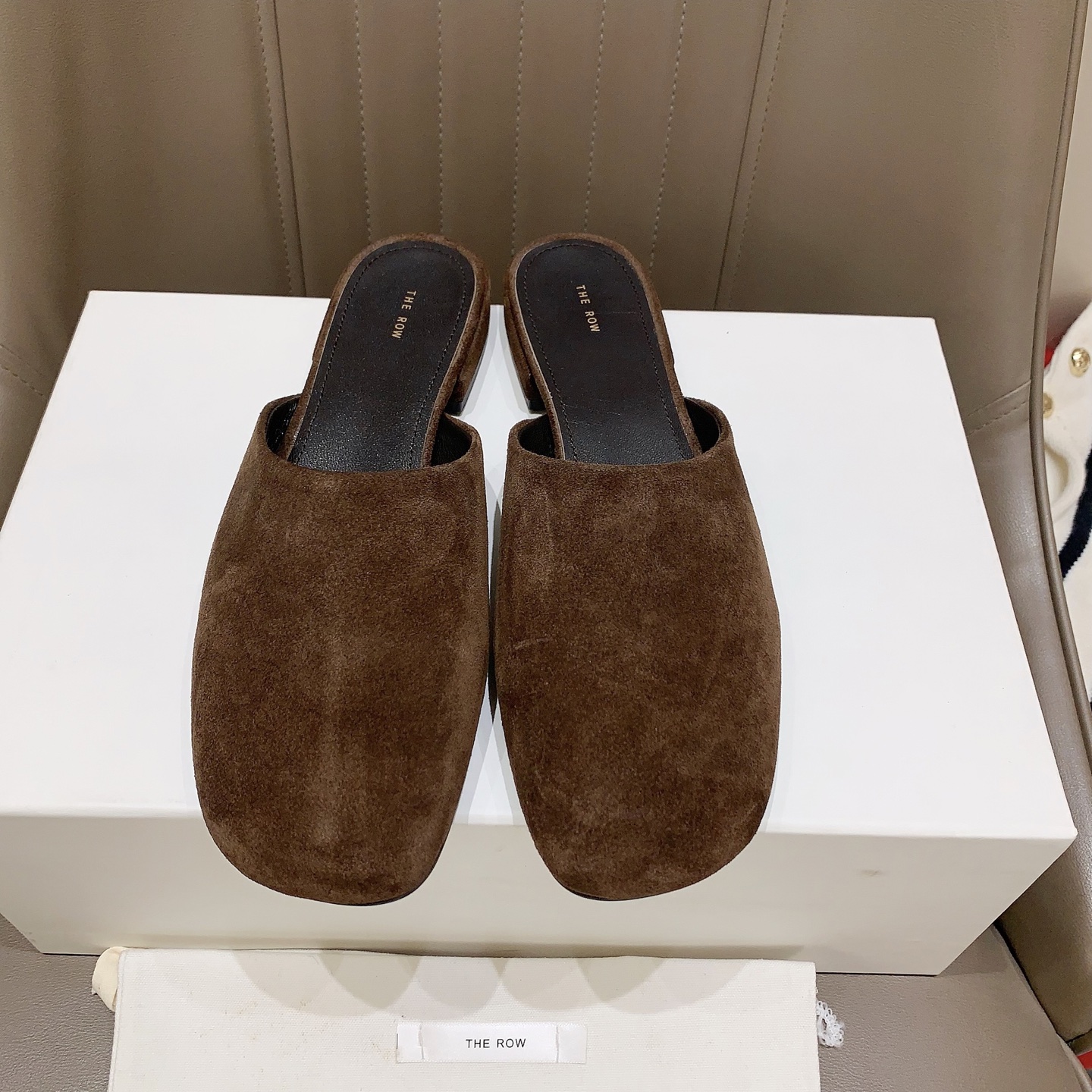 NO:725565,Therow's 2026 spring and summer new model of Mule slippers has a minimalist style and must be the row. It comes with a fashionable filter. It is simple but not mediocre at all. It is a versatile item that looks good on anyone. It has a very therow feeling. It has an open edge beaded cowhide/horse hair/sheepkin fabric, sheepskin lining, private molded rubber anti-slip outsole, code number 35-39# (40# can be customized and non-returnable), half drag, cowhide, sheepskin, sheep19860909Therow 2026春夏新款穆勒拖极简风还得是the row ,自带时髦滤镜,简约却丝毫不平庸,百搭单品,谁穿谁好看,很therow的感觉,对版开边珠牛皮/马毛/羊京面料,羊皮内里,私模橡胶防滑大底,码数35-39#（40#可订做不退换）,半拖,cowhide,sheepskin,sheep,Women's Shoes