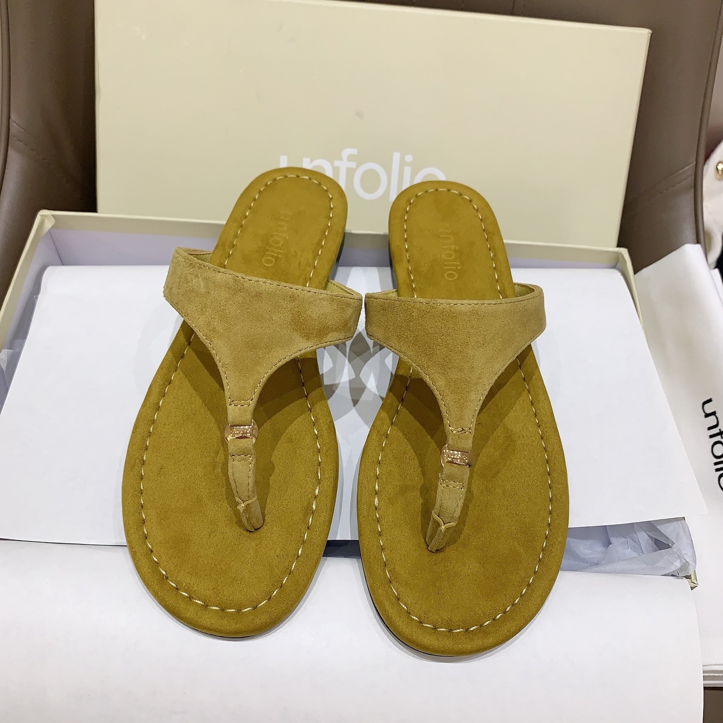 NO:725558,unfolio 2026 spring and summer new flip-flops are here. Summer is here. How can fashionable little owners not have this summer’s most in-fashion item? Matching high mercerized sheepskin/cow leather fabric, sheepskin lining, matching private mold outsole, size 35-39# (40.41# can be customized and non-returnable), split-toe shoes, slippers, cowhide, sheepskin, sheep19860909unfolio 2026春夏新款夹趾拖鞋夏天已经来啦,时髦的小主们怎么能没有这个今夏最in的时尚单品加特呢,对版高丝光羊京/牛皮面料,羊皮内里,对版私模大底,尺码35-39#（40.41#可订做不退换）,分趾鞋,slippers,cowhide,sheepskin,sheep,Women's Shoes