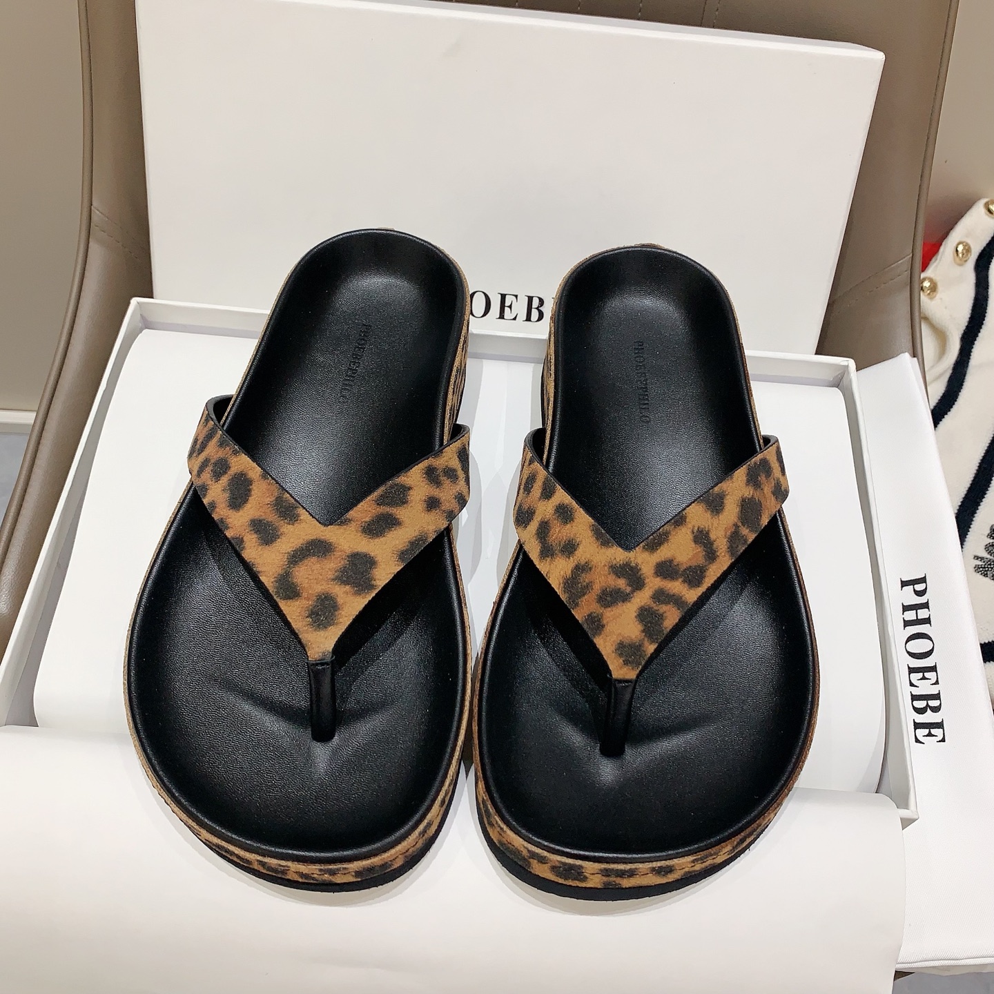 NO:725554,PHOEBE PHILO2026 new early spring flip-flops, an ordinary summer item, but very popular in the fashion world, holiday shorts will be very chill in the sunshine and beach scenes. High mercerized sheepskin/horse hair fabric, sheepskin lining, private molded rubber non-slip and wear-resistant outsole, size 35-39# (40# custom-made, non-refundable), split-toe shoes, shorts, sheepskin, sheep19860909PHOEBE PHILO2026早春新款夹趾拖,平平无奇的夏日单品,在时尚界却颇受欢迎,出游度假短裤阳光与海滩的场景下会很chill对版高丝光羊京/马毛面料,羊皮内里,对版私模橡胶防滑耐磨大底,码数35-39#（40#订做不退换）,分趾鞋,shorts,sheepskin,sheep,Women's Shoes