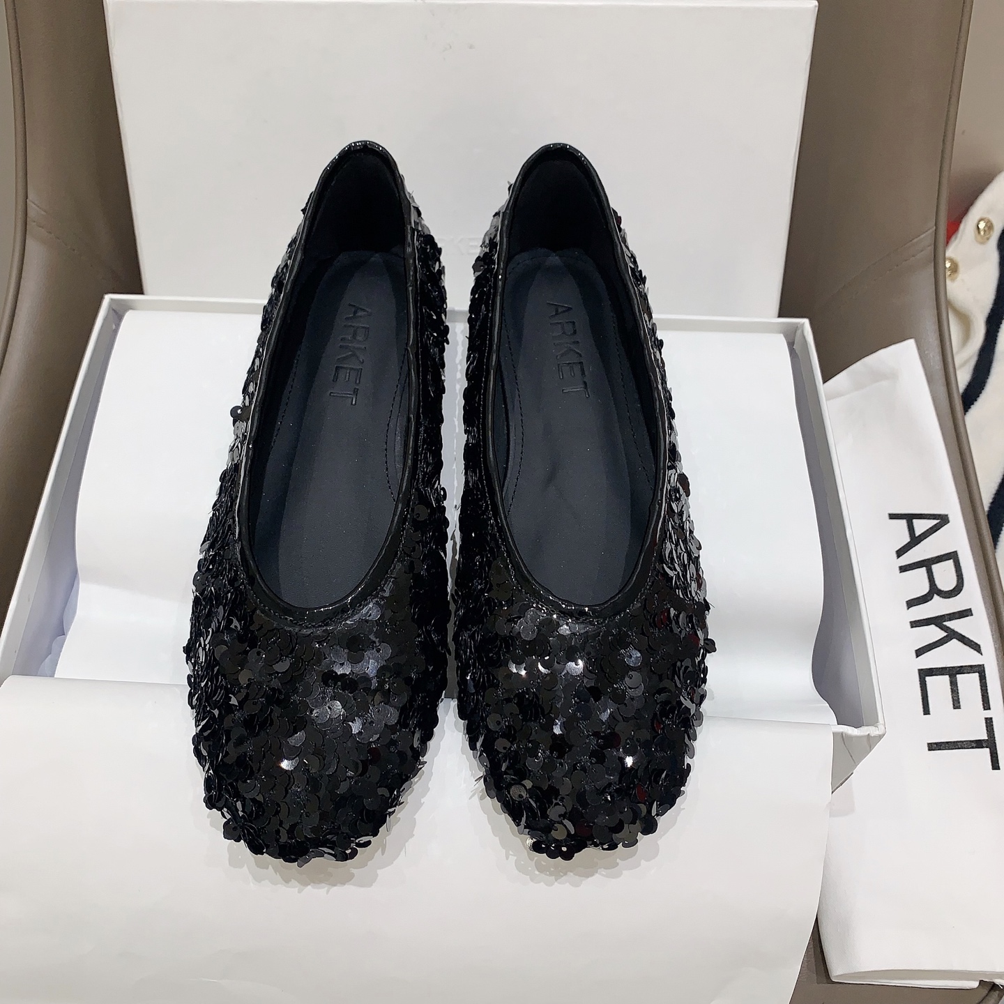 NO:725549,ARKET's most beautiful ballet shoes of the year, selected boutiques, simple lines outline elegance, details are embellished, lighten the light pace, simple yet fashionable, paired horse hair/grete fabric, sheepskin lining, genuine leather sole imported from Italy, code number 35-39# (40.41# custom-made, non-refundable), ballet shoes, sheepskin19860909ARKET 年度绝美芭蕾鞋,精选精品,简约线条勾勒优雅,细节点缀,点亮轻盈步调,简洁不失时髦对版马毛/格力特面料,羊皮内里,意大利进口真皮底,码数35-39#（40.41#订做不退换）,芭蕾舞鞋,sheepskin,Women's Shoes