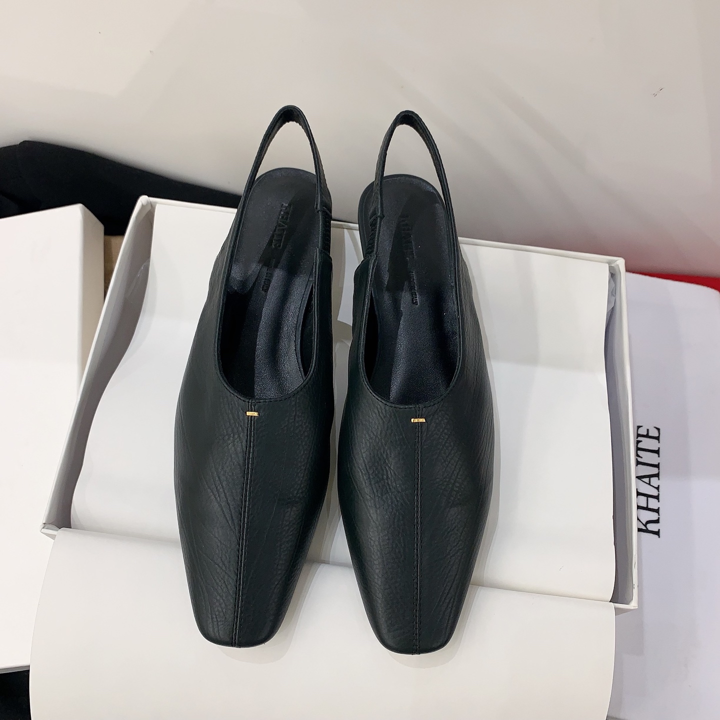 NO:725534,Khaite 6 new early spring sandals and beautiful shoes are shared. The most beautiful sandals this season, with a high-end fashion sense and super texture. Wear them to become a unique khaite girl. Matched sheepskin fabric, sheepskin lining, distressed genuine leather sole imported from Italy, code number 35-39# (40# custom-made, non-refundable), sandals, sandals, sheepskin19860909Khaite 6早春新款凉鞋美鞋分享,本季最仙的凉鞋,自带高级时髦感,质感超强穿上它做独具一格的khaite女孩,对版羊皮面料,羊皮内里,意大利进口做旧真皮底,码数35-39#（40#订做不退换）,凉鞋,sandals,sheepskin,Women's Shoes