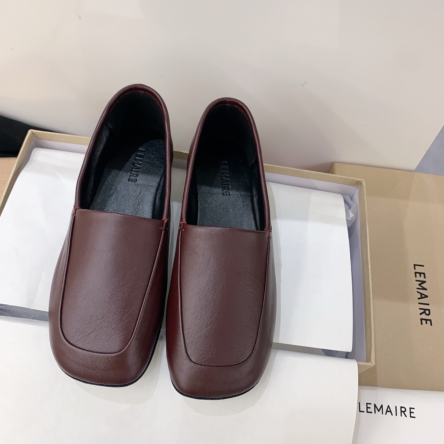 NO:725529,Lemaire2026 early spring new retro loafers, square toe design, smooth and delicate leather, low-key and exquisite, comfortable and versatile, double-edged beaded cowhide fabric, sheepskin lining, Italian imported genuine leather outsole, size 35-39# (40# can be customized and non-returnable), loafers, loafers, cowhide, sheepskin, Leather soles19860909Lemaire2026早春新款复古乐福鞋,方头设计,光滑细腻的皮质,低调精致,舒适百搭,对版开边珠牛皮面料,羊皮内里,意大利进口真皮大底,码数35-39#（40#可订做不退换）,乐福鞋,loafers,cowhide,sheepskin,Leather soles,Women's Shoes