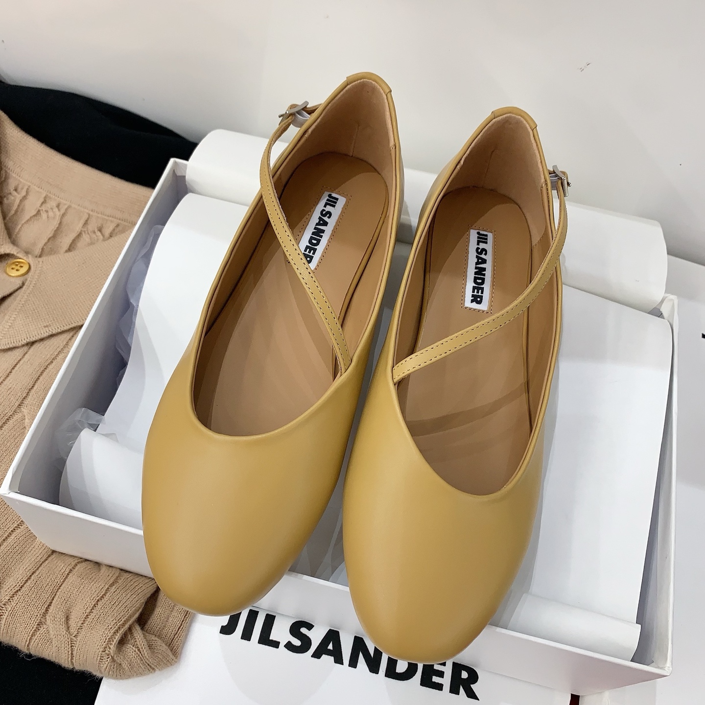 NO:725524,jil sander 2026 early spring new ballet shoes, these ballet shoes are really beautiful, simple yet fashionable design, comfortable and versatile, easy to grasp the elegance and relaxation of French style, fashionable people really can't live without these shoes, recommended for wall cracks, double-edged beaded cowhide fabric, sheepskin lining, genuine leather outsole imported from Italy, code number #35-39# (40# custom-made, non-refundable), ballet shoes, jil  sander,cowhide,sheepskin,Leather soles19860909jil sander 2026早春新款芭蕾鞋这款芭蕾鞋真的太漂亮了,简单又不失时髦的设计,舒适百搭,轻松拿捏法式的优雅和松弛感,时髦精们真的不能没有这类鞋,墙裂推荐,对版开边珠牛皮面料,羊皮内里,意大利进口真皮大底,码数#35-39#（40#订做不退换）,芭蕾舞鞋,jil sander,cowhide,sheepskin,Leather soles,Women's Shoes