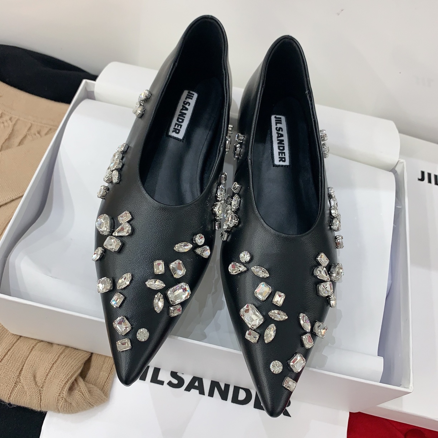 NO:725521,jil sander 2026 early spring new rhinestone shoes. The shoes with diamonds are great. They can be worn with everything. They are really amazing. They are niche models. They do not conflict with shoes. They can be worn for commuting and dating. Matched cowhide Swarovski fabric, sheepskin lining, genuine leather outsole imported from Italy, code number #35-39# (40# is custom-made and cannot be returned or exchanged), single shoes, jil sander, cowhide, sheepskin, Leather soles19860909jil sander 2026早春新款水钻单鞋 带钻鞋鞋好绝,搭啥都有焦点真的有被惊艳到小众款,不撞鞋,通勤、约会都能穿 对版牛皮施华钻面料,羊皮内里,意大利进口真皮大底,码数#35-39#（40#订做不退换）,单鞋,jil sander,cowhide,sheepskin,Leather soles,Women's Shoes