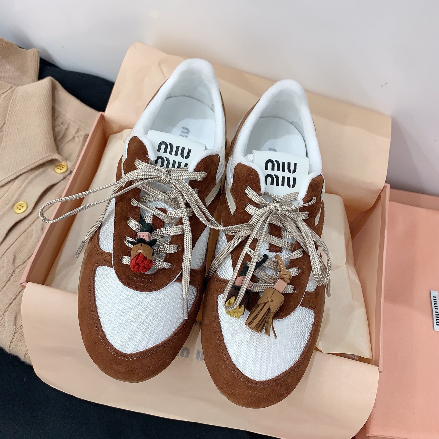 NO:780721,miu  mi* 2026 new early spring sports shoes, low-key and simple design with unlimited versatility, any wear with a pair of white shoes can look so natural and fresh, spare no effort to be frank and sexy, whoever wears Dexun shoes will look good, if you are also a fan of miumiu, then how can you not miss a pair of quality shoes?  Moral training shoes, matching cowhide fabric, sheepskin lining, private molded non-slip rubber outsole, size 35-39# (women's model 40.41# is custom-made and non-returnable, loafers and half-slippers, miumiu, loafers, sneakers, cowhide, sheepskin19860909miu mi*2026早春新款运动鞋,低调简约的设计拥有了不受限的百搭,任何穿搭配上一双白鞋都能显得那样的自然清新,不遗余力的率性感,谁穿谁好看的德训鞋,倘若你也是miumiu的粉丝,那么又怎能少一双质感德训鞋,对版牛皮绒面料,羊皮内里,私模防滑橡胶大底,尺码35-39#（女款40.41#订做不退换,乐福鞋半拖,miumiu,loafers,sneakers,cowhide,sheepskin,Women's Shoes