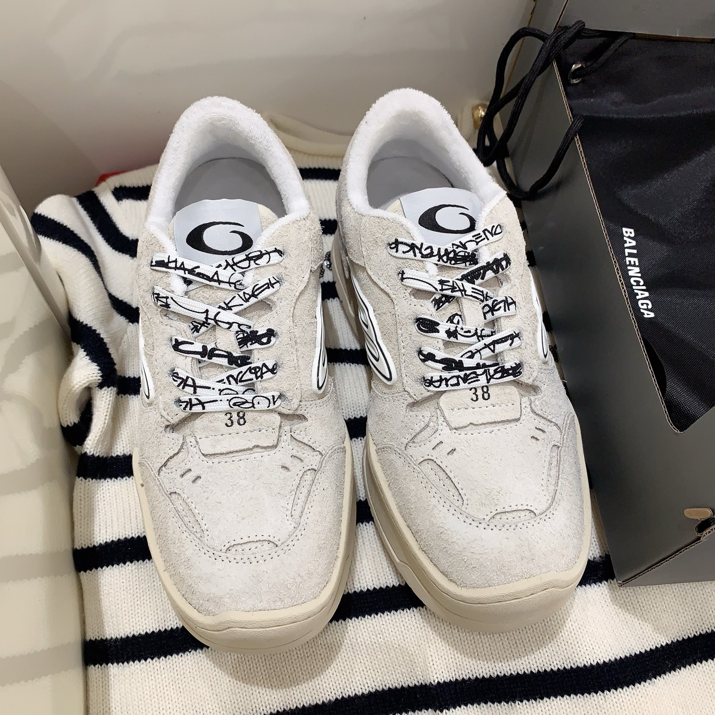 NO:747121,Balenciag*26 new spring and summer retro thick-soled Hampton sneakers are very simple in design, easy to wear and versatile, and are comfortable and full of matching technology fabrics, breathable mesh lining, private molded wear-resistant anti-slip rubber outsole, size 35-39# (40# custom-made, non-refundable), casual shoes/sports shoes, balenciaga, sneakers19860909Balenciag*26春夏新款复古厚底Hampton运动鞋非常简约的设计,好穿百搭舒适度拉满对版科技部面料,透气网内里,私模耐磨防滑橡胶大底,码数35-39#（40#订做不退换）,休闲鞋/运动鞋,balenciaga,sneakers,Women's Shoes