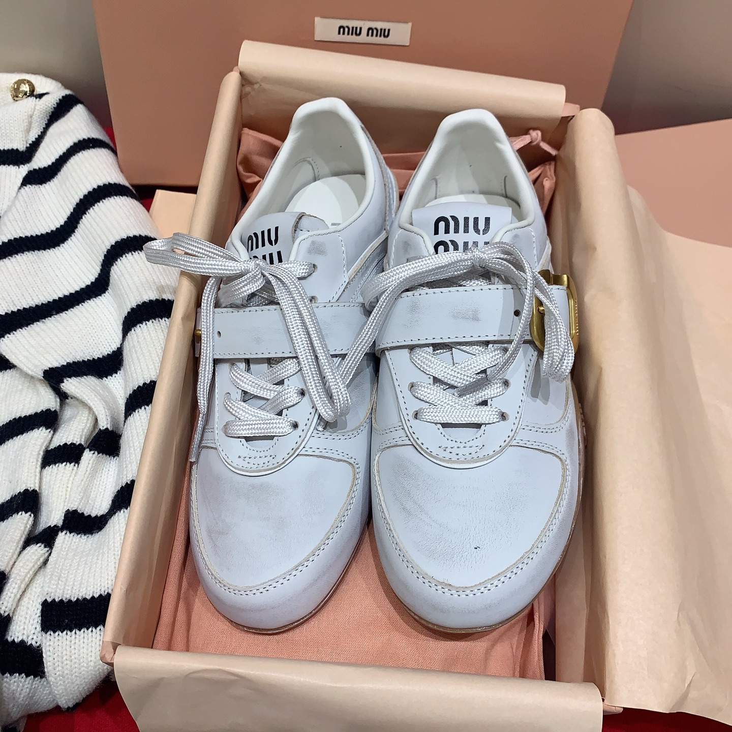 NO:780707,miu  mi* 2026 early spring new sports shoes, low-key and simple design with unlimited versatility, any wear with a pair of white shoes can look so natural and fresh, sparing no effort to be frank and sexy, whoever wears Dexun shoes will look good, if you are also a fan of miumiu, then how can you lose one?  Pair of textured moral training shoes, matched color polished cowhide fabric, sheepskin lining, private molded non-slip rubber outsole, size 35-39# (women's 40.41# custom-made, non-returnable), casual shoes/sports shoes, miumiu, sneakers, cowhide, sheepskin19860909miu mi*2026早春新款运动鞋,低调简约的设计拥有了不受限的百搭,任何穿搭配上一双白鞋都能显得那样的自然清新,不遗余力的率性感,谁穿谁好看的德训鞋,倘若你也是miumiu的粉丝,那么又怎能少一双质感德训鞋,对版擦色牛皮面料,羊皮内里,私模防滑橡胶大底,尺码35-39#（女款40.41#订做不退换）,休闲鞋/运动鞋,miumiu,sneakers,cowhide,sheepskin,Women's Shoes