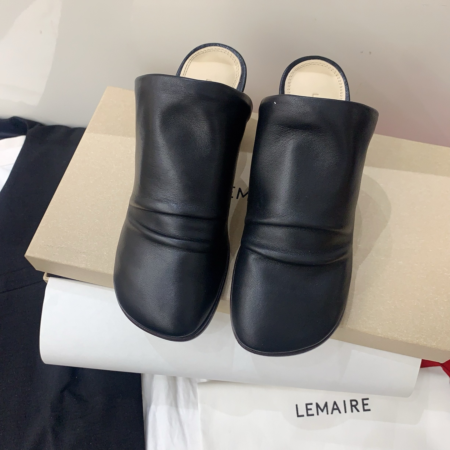 NO:788049,LEMAIRE2026 new early spring sandals, French style lazy, simple yet stylish, strap design, a fusion of casualness and sophistication, so beautiful. Matching sheepskin fabric, sheepskin lining, genuine leather outsole imported from Italy, heel height 8.5cm, code size 35-39# (40# custom-made, non-refundable), half drag, boots, sheepskin, Leather soles19860909LEMAIRE2026早春新款凉靴,法式慵懒,简约而不失格调,绑带设计,是随性与精致的融合,太美貌了对版羊皮面料,羊皮内里,意大利进口真皮大底,跟高8.5cm,码数35-39#（40#订做不退换）,半拖,boots,sheepskin,Leather soles,Women's Shoes
