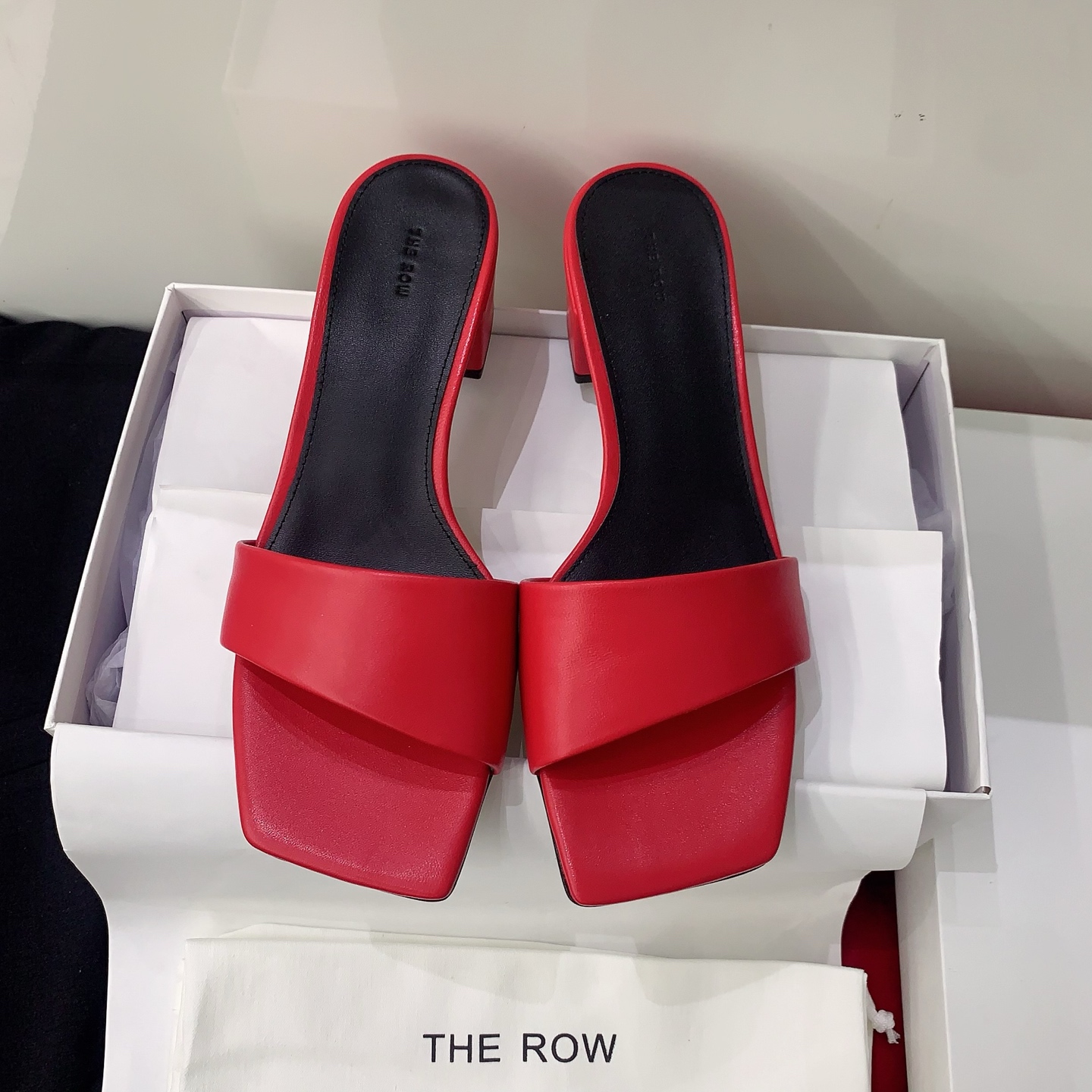 NO:788046,therow2026 new spring and summer new best slippers. Summer is here. How can fashionable little owners not have this summer’s most in-fashion item? Coated cowhide fabric, sheepskin lining, Italian imported genuine leather outsole, size 35-39# (40# custom-made, non-returnable), slippers, slippers, cowhide, sheepskin, Leather soles19860909therow2026春夏新款zui仙拖鞋夏天已经来啦,时髦的小主们怎么能没有这个今夏最in的时尚单品加特呢,对版牛皮面料,羊皮内里,意大利进口真皮大底,尺码35-39#（40#订做不退换）,拖鞋,slippers,cowhide,sheepskin,Leather soles,Women's Shoes