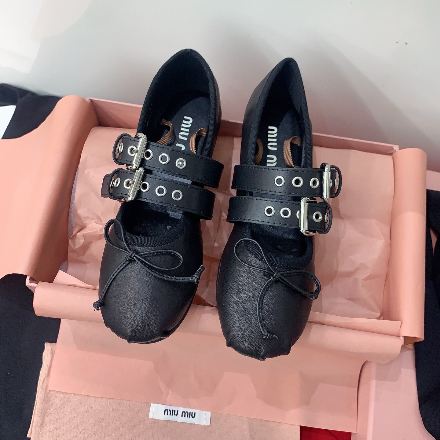 NO:788072,miumi*2026 new spring and summer Mary Jane ballet shoes, full of high-end sense, this season's ballet shoes are really sweet, once again hit the hearts of girls, soft shoes, super texture, you can't help but dance when you wear them. Versatile sheepskin fabric, sheepskin feet, private molded rubber non-slip wear-resistant outsole, size 35-39# (40# custom-made, non-refundable), ballet shoes, miumiu, mary jane, sheepskin19860909miumi*2026春夏新款玛丽珍芭蕾舞鞋,满满的高级感,这一季的芭蕾舞鞋,真的好甜,再次击中少女心,柔软的鞋子,质感超强,穿上让人忍不住翩翩起舞对版羊皮面料,羊皮垫脚,私模橡胶防滑耐磨大底,尺码35-39#（40#订做不退换）,芭蕾舞鞋,miumiu,mary jane,sheepskin,Women's Shoes