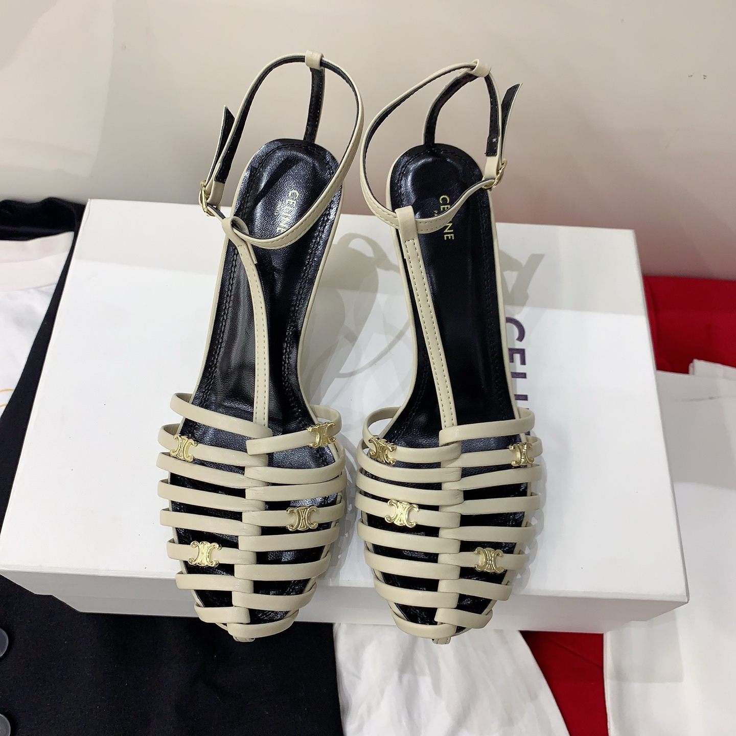 NO:788069,Celin* 2026 new spring and summer Roman sandals purchase version is very street and very chic. Adjustable elastic band, comfortable and comfortable to wear, brings you an unprecedented comfortable street experience. It is easy to wear without tiring your feet, allowing you to go out as much as you want. Choose cowhide, sheepskin lining, Italian imported genuine leather outsole, code number 35-39# (40# custom-made, non-refundable), high-heeled sandals, celine, sandals, high heels, cowhide, sheepskin, Leather  soles19860909Celin*2026春夏新款罗马凉鞋代购版本非常街头非常chic 可调节松紧带,穿着舒适自在带给你前所未有的舒适出街体验,好穿不累脚,让你肆意出门嗨翻天甄选牛皮,羊皮内里,意大利进口真皮大底,码数35-39#（40#定做不退换）,高跟鞋凉鞋,celine,sandals,high heels,cowhide,sheepskin,Leather soles,Women's Shoes