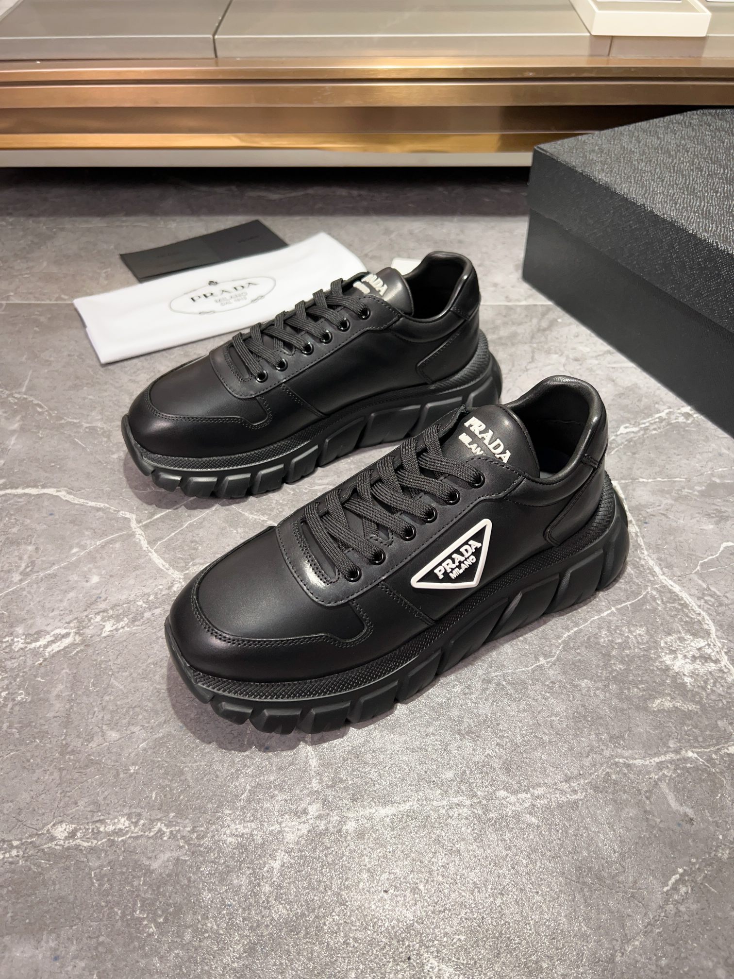 Prada Sneaker Scarpe Oxford Pelle di vitello bovina Cuoio genuino Gomma Pantaloni da tuta