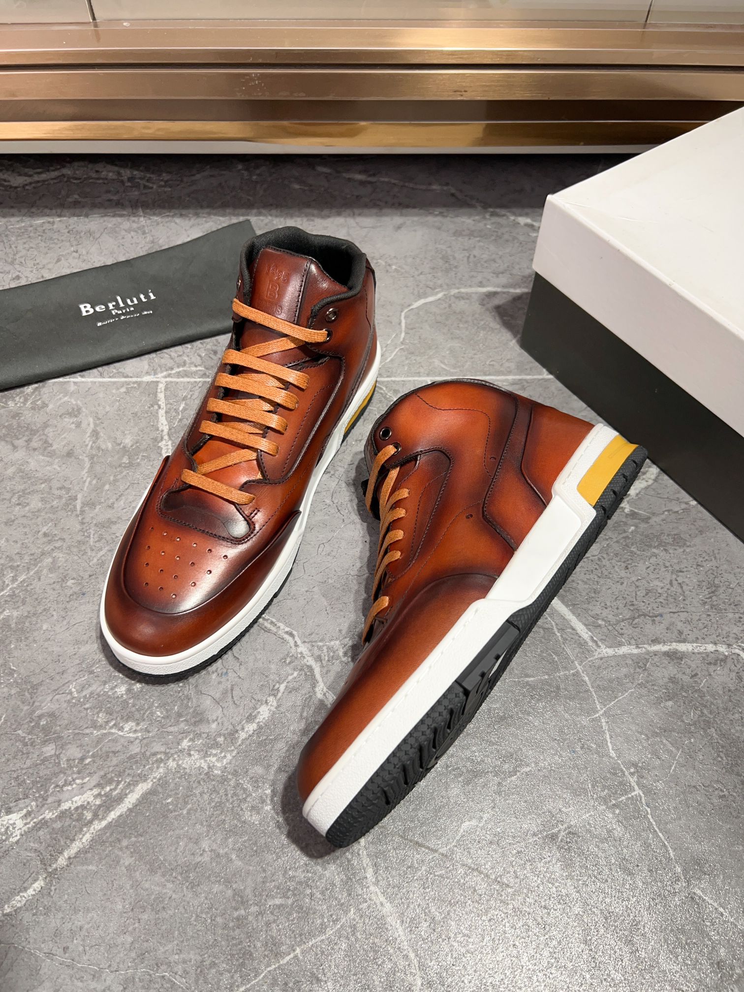 NO:349367,The high-version upgrade, the strongest hand-made colored sports shoes series, patina ancient dyeing technology, draws inspiration from craftsmen's handmade stone Taichung to create a new luster. The dyeing process is renewed and upgraded, integrating the classics with innovative ideas. Water-dyed cowhide inner lining + tpu outsole Size: 38-45, (38 45 orders),, sneakers, cowhide19860909高版本升级,最强手工感擦色运动鞋系列,patina古法染色技艺,从匠人手作石台中汲取灵感创造出富有新意的光泽.染色工艺焕新升级,将经典传承出创新理念融为一体.水染牛皮内里+tpu大底Size:38-45,（38 45订）,,sneakers,cowhide,Men's shoes