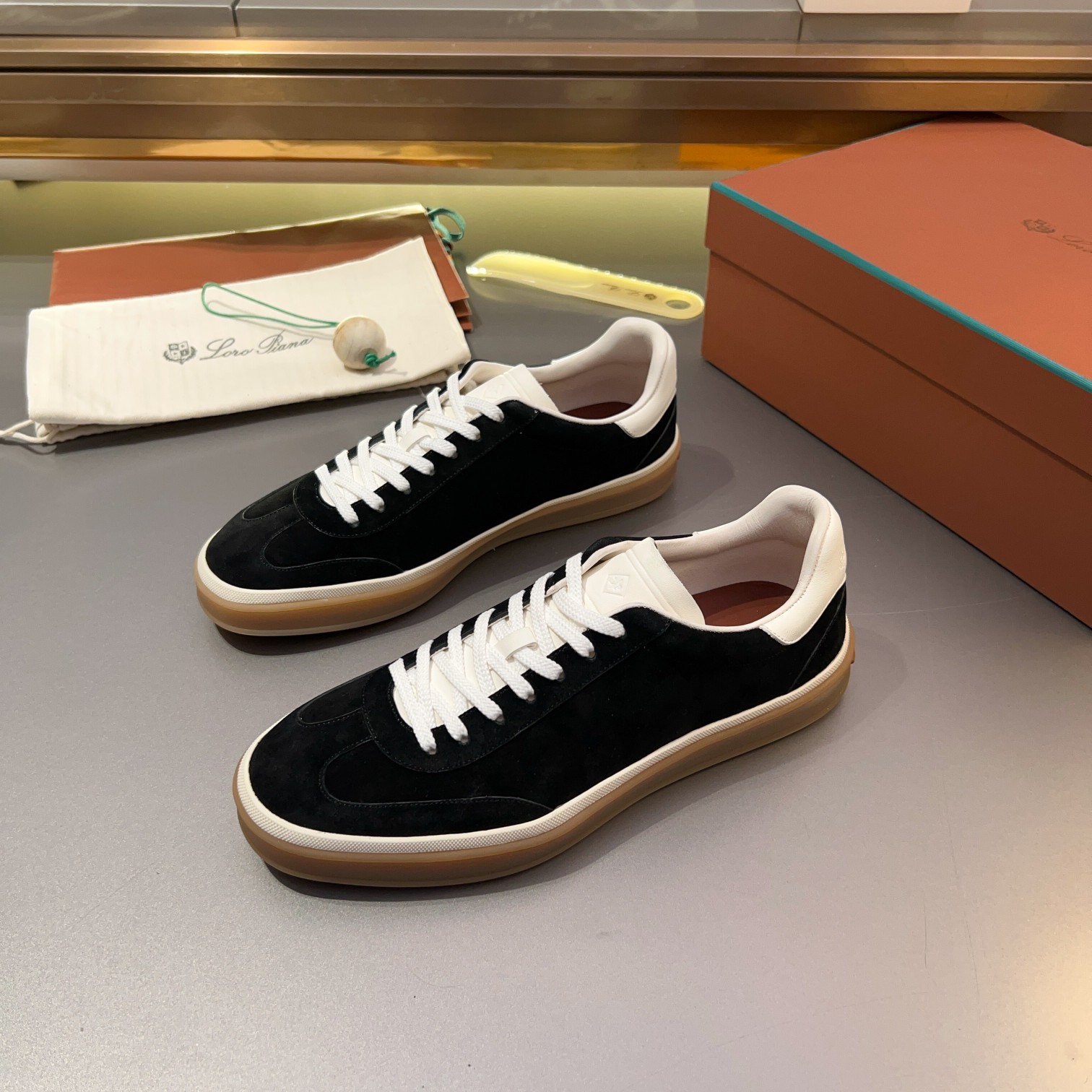 NO:348697,Loro Piana Four Seasons Walking Sports Men's Shoes LP Jogging Shoes (Original Sole of Dongguan OEM Factory) Comparison of entering and leaving the counter at will. This casual shoe is knitted with Wind fiber, purely hand-made, presenting a unique three-dimensional effect. The unique style is slightly narrowed in the middle and is embellished with Naba Leather Node. The light TPU sole and edge studs enhance grip and stability, and the functional details full of modern aesthetics add a sporty style to the shoe. The upper uses hot melt edge sealing process. The light technical material of the Kmel color rubber outsole is inlaid with cushioning pads on the inside of the sole, making the weight distribution more even and reducing the load during travel. The leather shoe eye is directly placed on the upper fixed to the sole to ensure stability. The rear is equipped with cushioning pads to enhance the comfort of wearing. The counter is full of packaging. Insoles and laces. The counter is consistent - suitable for outdoor drivers to drive shoes  -Size 39-40-41-42-43 -44--(38.45 46 47, customized),,loro piana,loro piana,loro piana19860909Loro Piana 四季散步 运动 男鞋 LP慢跑鞋（莞产代工厂原厂底）随意进出专柜对比 这款休闲鞋采用Wind纤维针织而成,纯手工打造 呈现出别致的立体效果.独特的版型在中段轻微变窄,并以纳巴革细节点缀.轻盈TPU鞋底和边缘的鞋钉增强抓地力和稳定性,充满现代美感的功能细节设计为鞋子平添了运动风格. 鞋面使用热熔封边工艺 Kmel 色橡胶外底的轻盈技术材料鞋底内侧镶嵌着缓冲垫,让重量分配更平均,减轻行进间的负荷 皮革鞋眼直接设于固定在鞋底的鞋面上,以确保稳定性 后部搭配缓冲垫,以提升穿着舒适感 专柜全套包装 配鞋垫和鞋带 专柜一致 -适户外司机驾车鞋 -尺码39-40-41-42-43 -44--（38.45 46 47、订做）,,loro piana,loro piana,Men's shoes