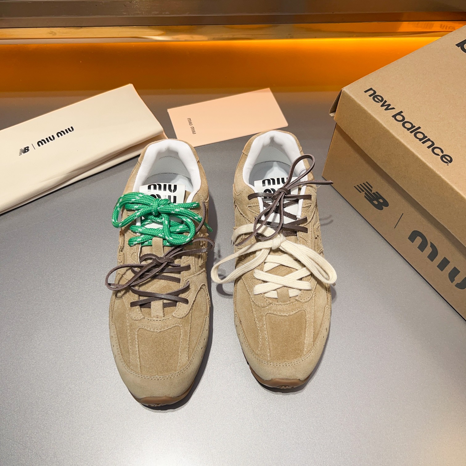 miumiu Miu Miu G027Miu Miu x New Balance co-branded pareja entrenadores, a principios de la primaver