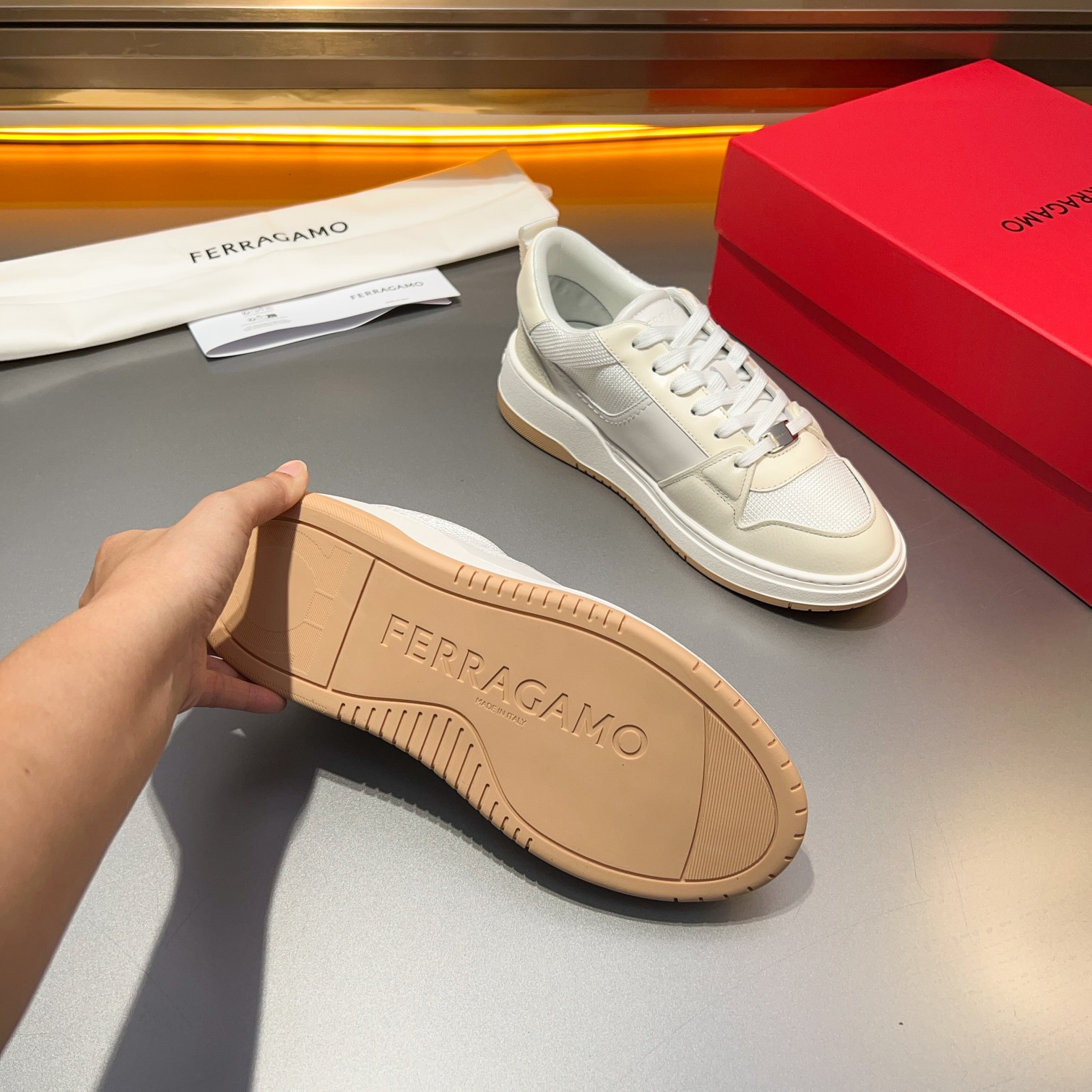 Dongguan goods La última actualización de Ferragamo, este mocasín de caña baja está confeccionado en