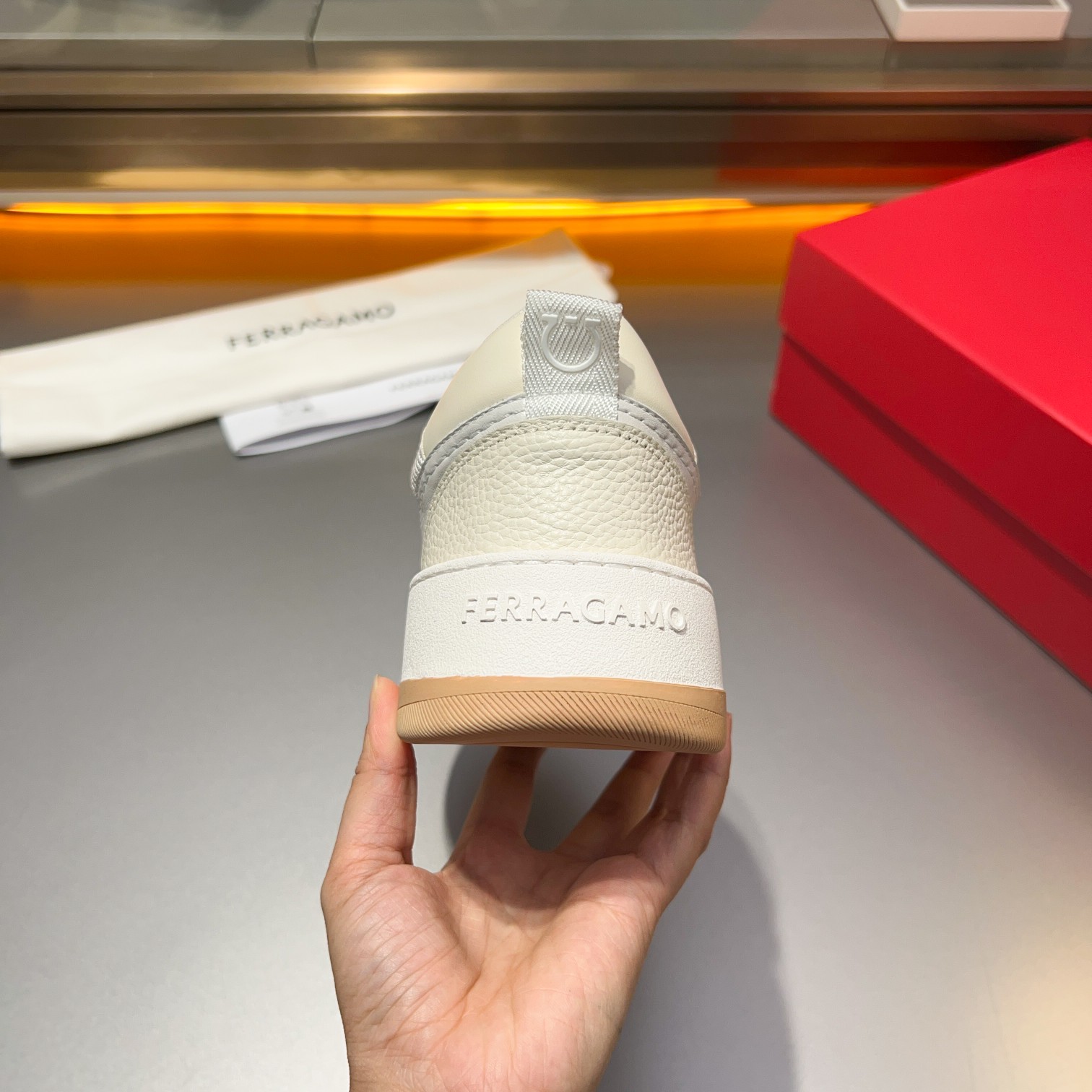 Dongguan goods La última actualización de Ferragamo, este mocasín de caña baja está confeccionado en