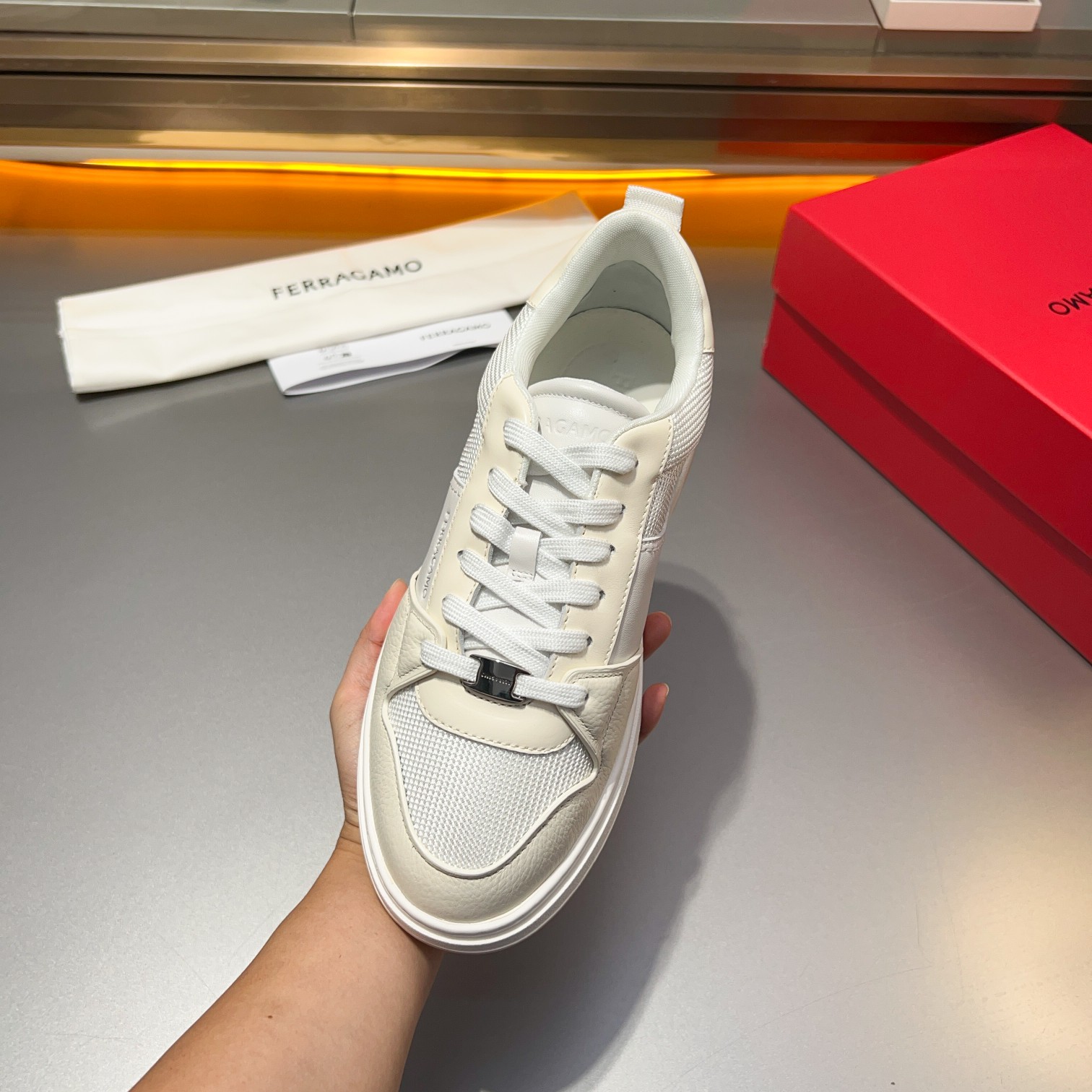 Dongguan goods La última actualización de Ferragamo, este mocasín de caña baja está confeccionado en