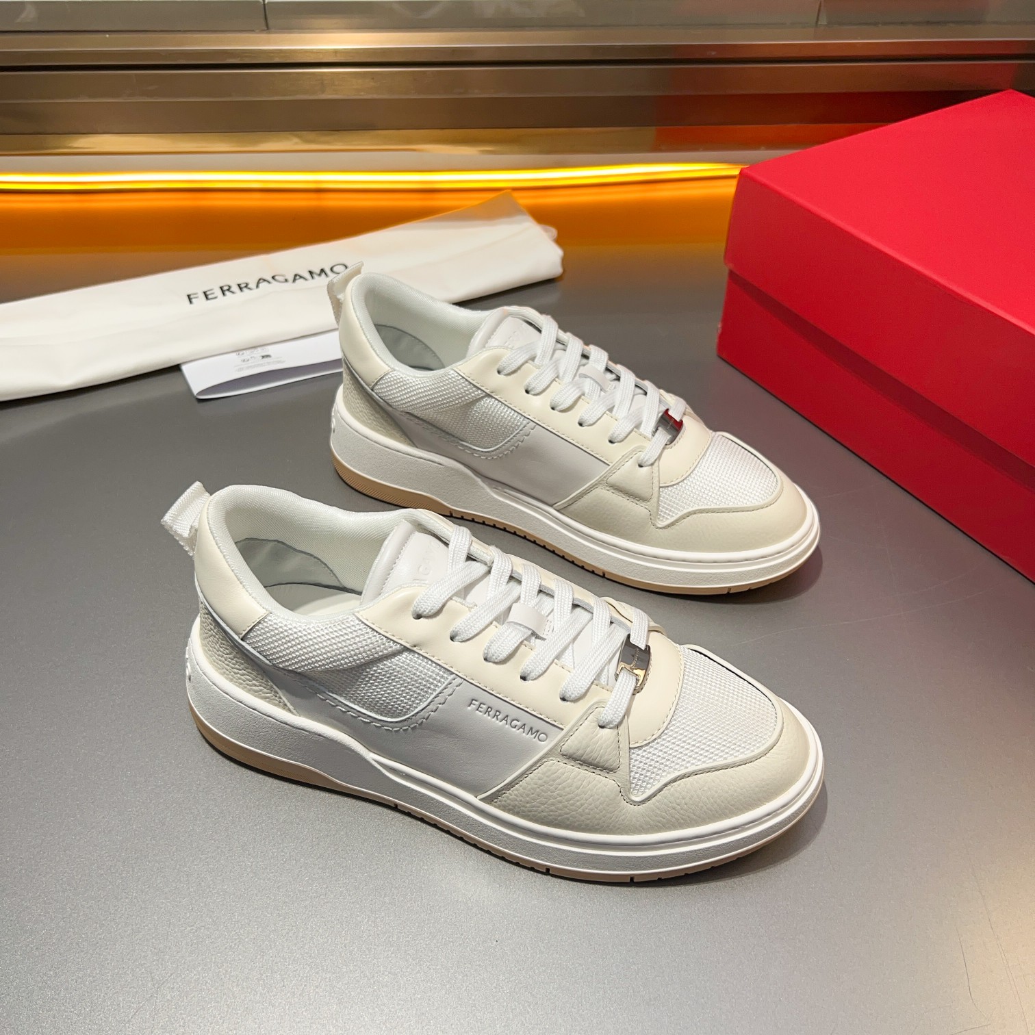 Dongguan goods La última actualización de Ferragamo, este mocasín de caña baja está confeccionado en