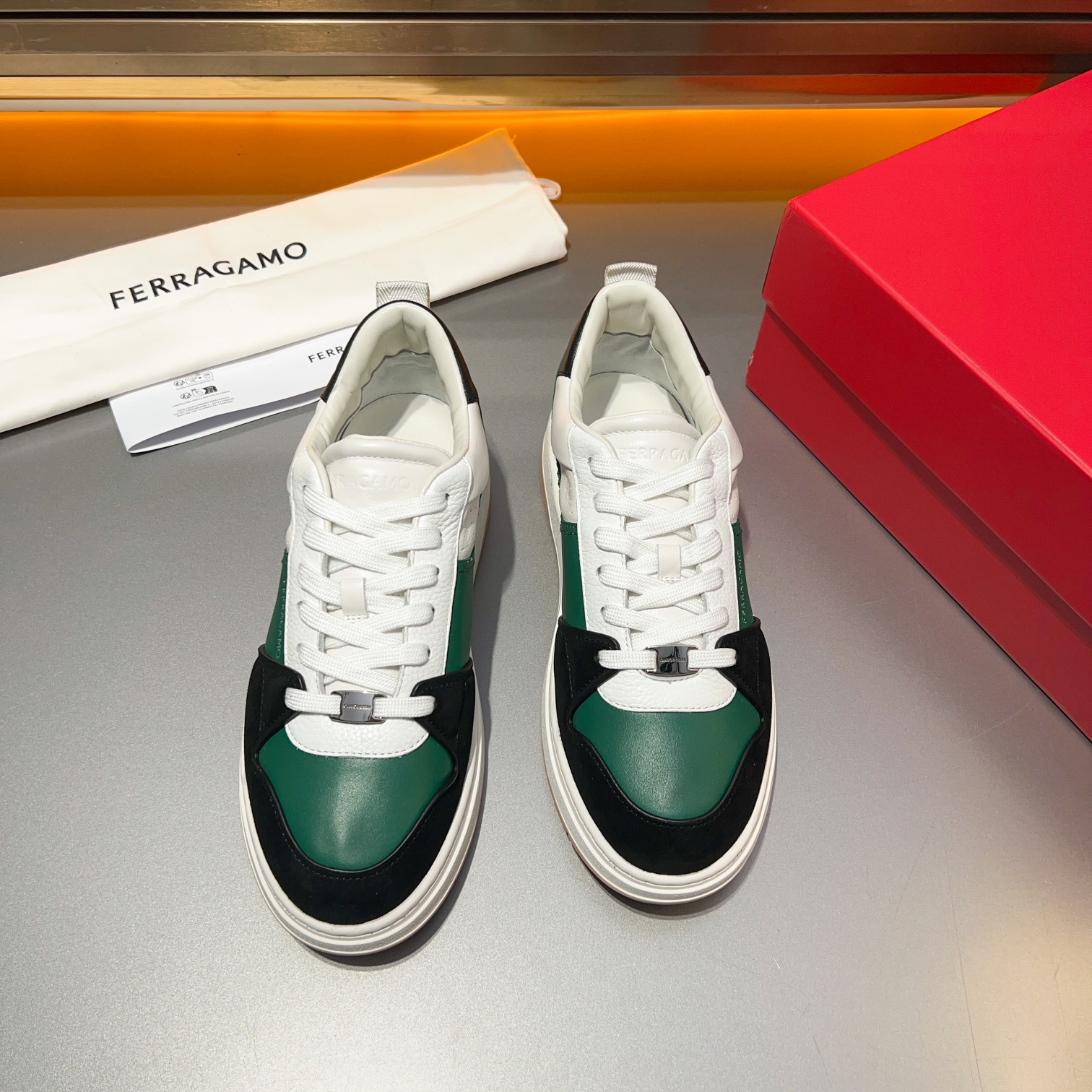 Dongguan goods La última actualización de Ferragamo, este mocasín de caña baja está confeccionado en
