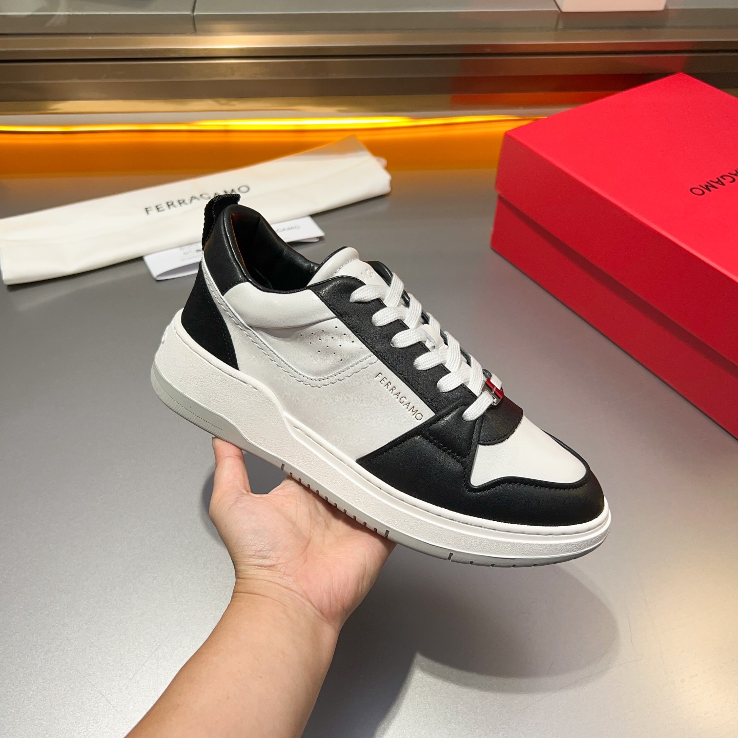 Dongguan goods La última actualización de Ferragamo, este mocasín de caña baja está confeccionado en