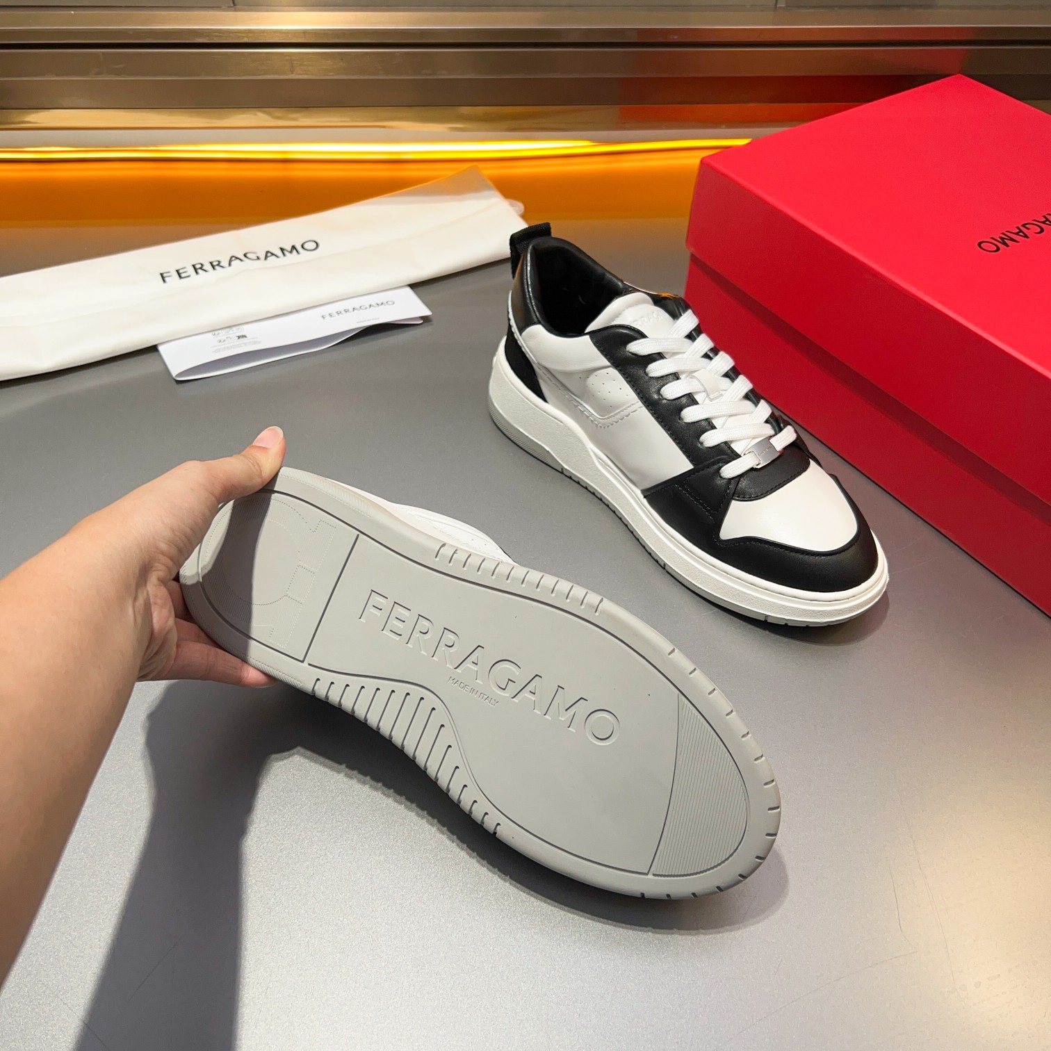 Dongguan goods La última actualización de Ferragamo, este mocasín de caña baja está confeccionado en