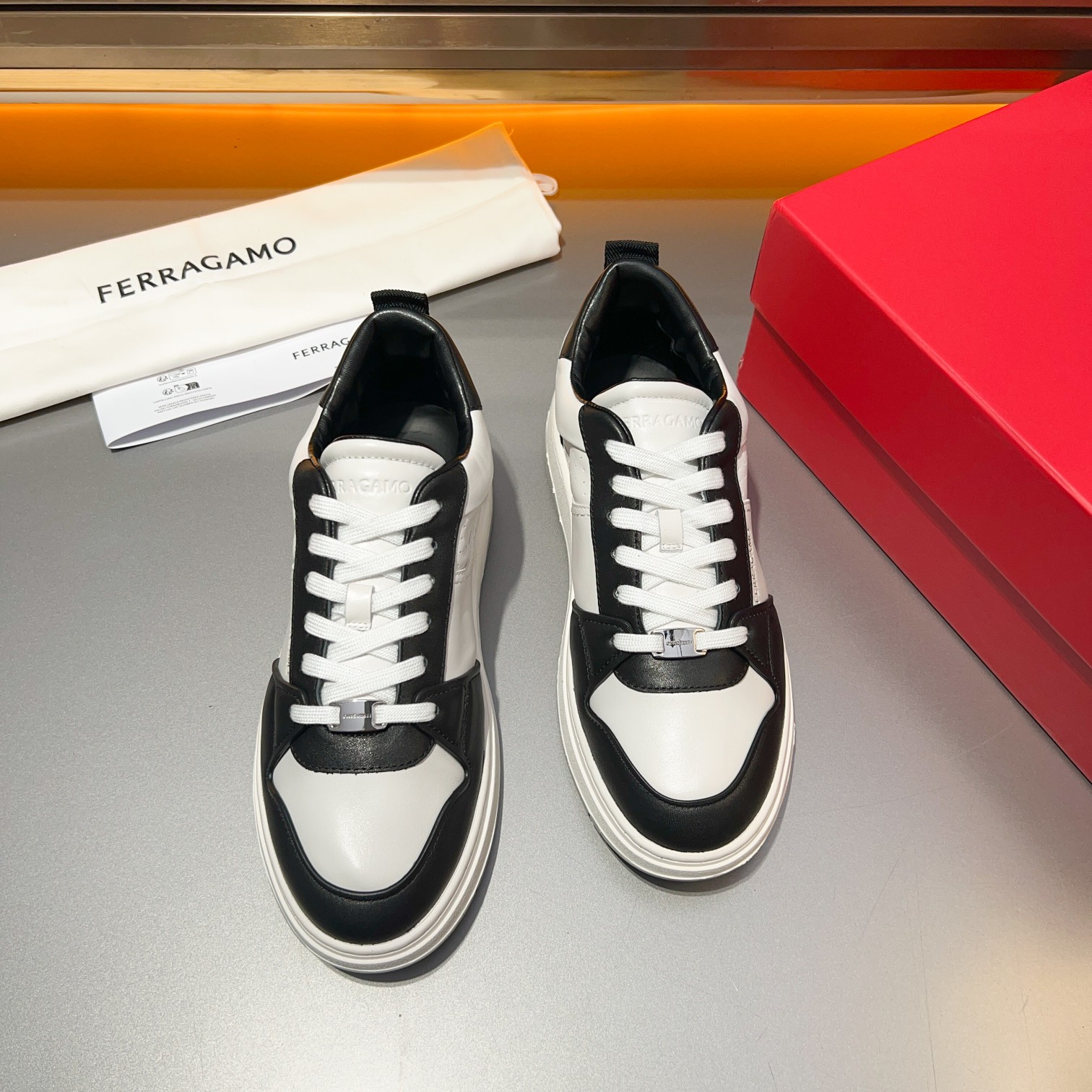 Dongguan goods La última actualización de Ferragamo, este mocasín de caña baja está confeccionado en
