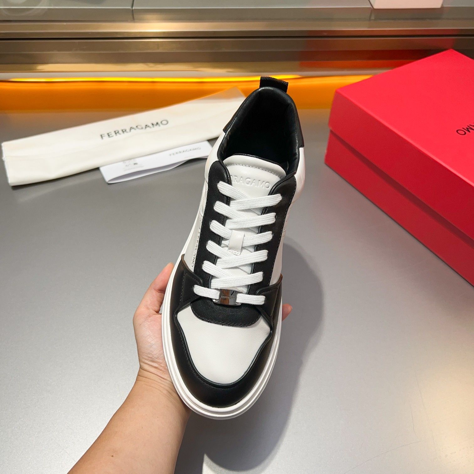Dongguan goods La última actualización de Ferragamo, este mocasín de caña baja está confeccionado en