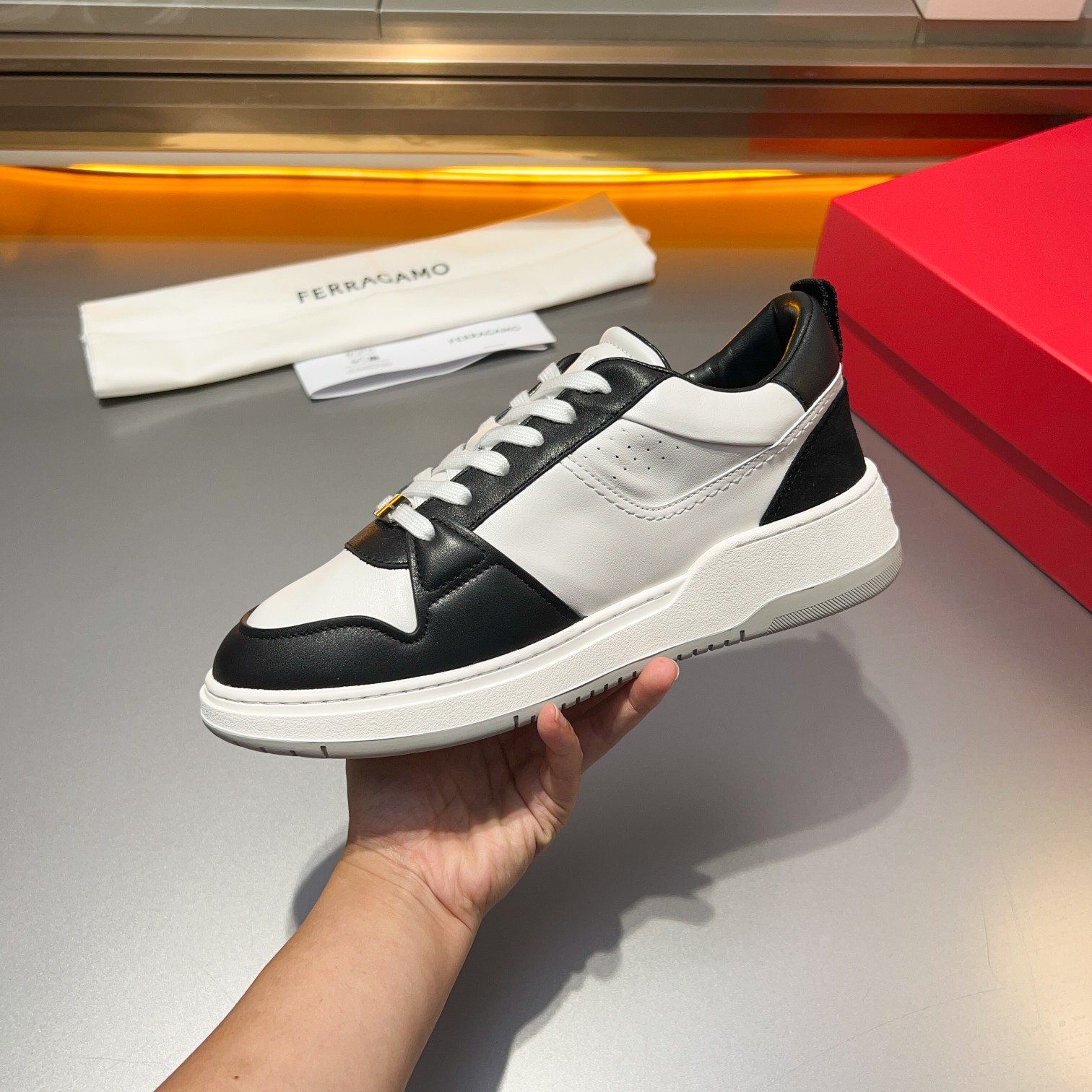 Dongguan goods La última actualización de Ferragamo, este mocasín de caña baja está confeccionado en