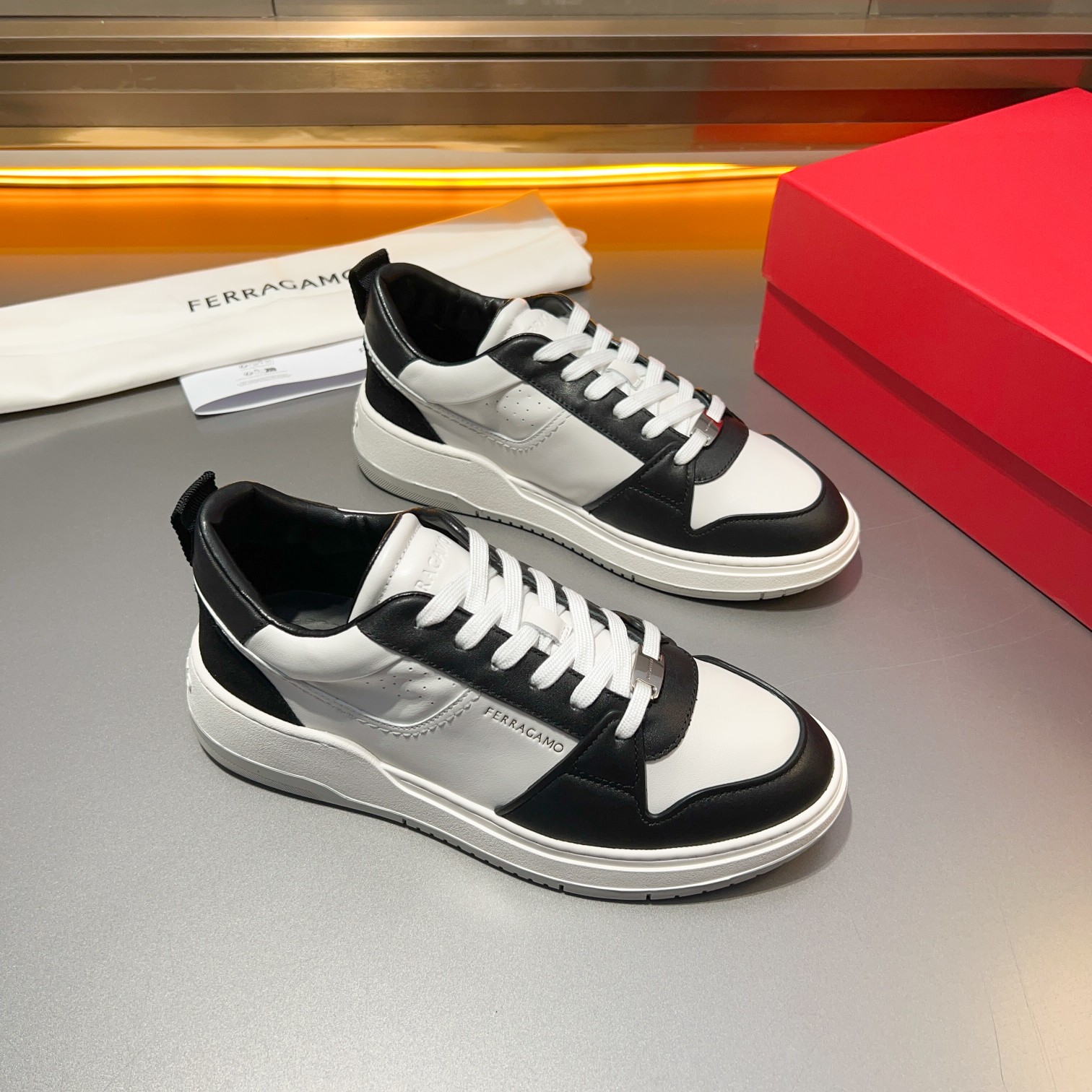 Dongguan goods La última actualización de Ferragamo, este mocasín de caña baja está confeccionado en